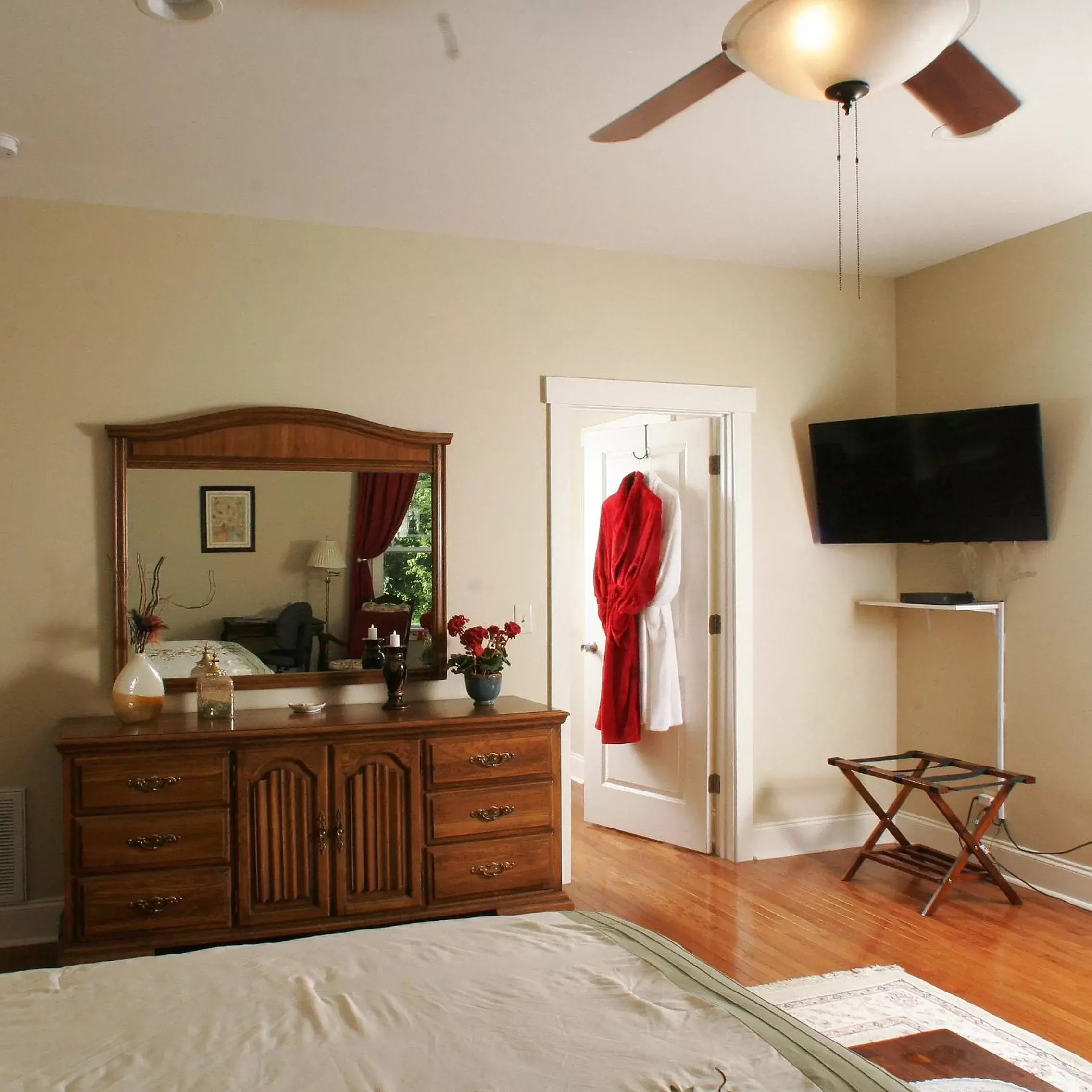 Photo of the whole room, TV/Entertainment Center in Seven Oaks Inn Bed and Breakfast