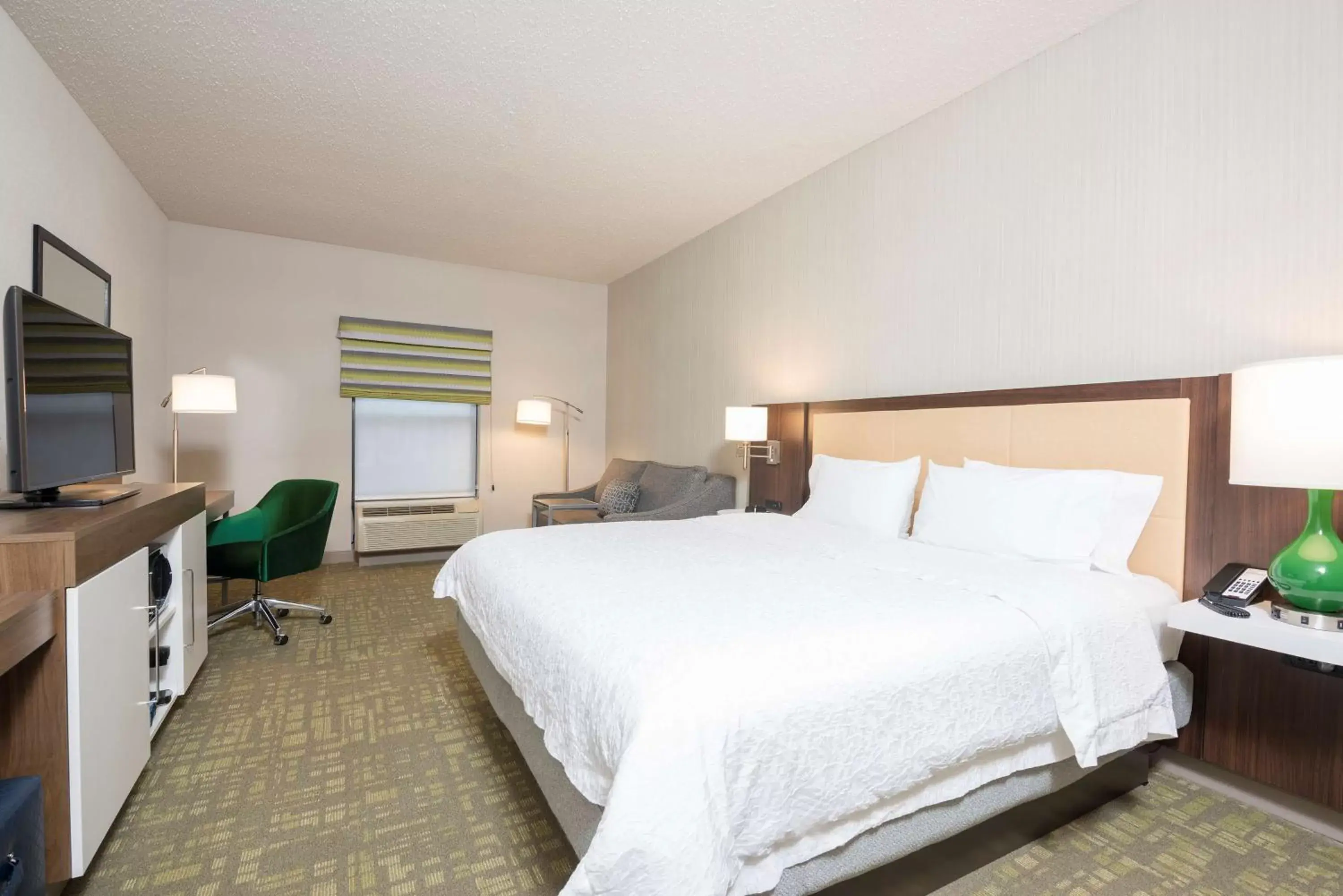 Bedroom, Bed in Hampton Inn & Suites East Lansing