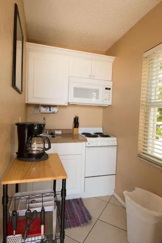 Kitchen/Kitchenette in Anna Maria Island Inn