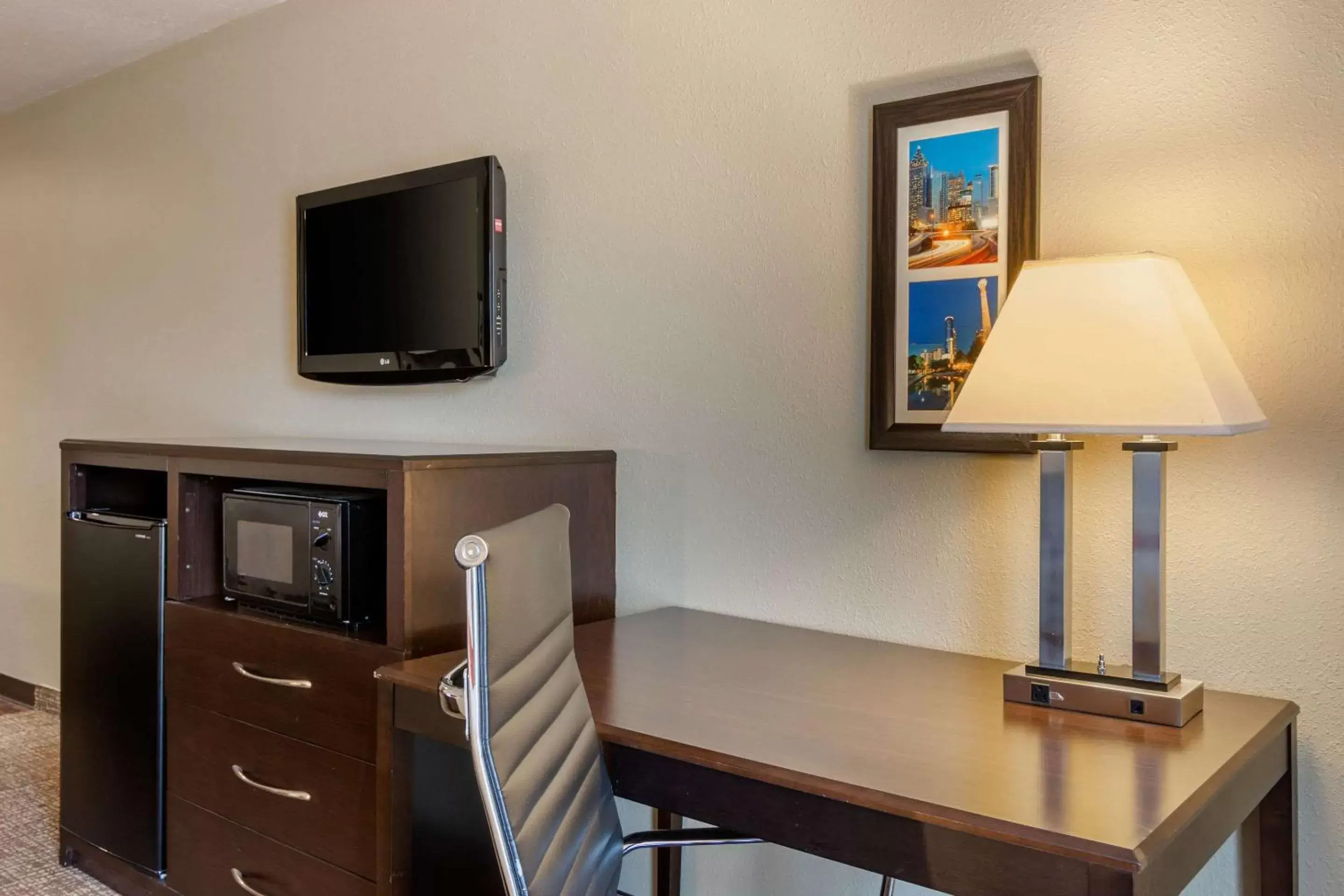 Photo of the whole room, TV/Entertainment Center in Comfort Inn & Suites Perry National Fairgrounds Area