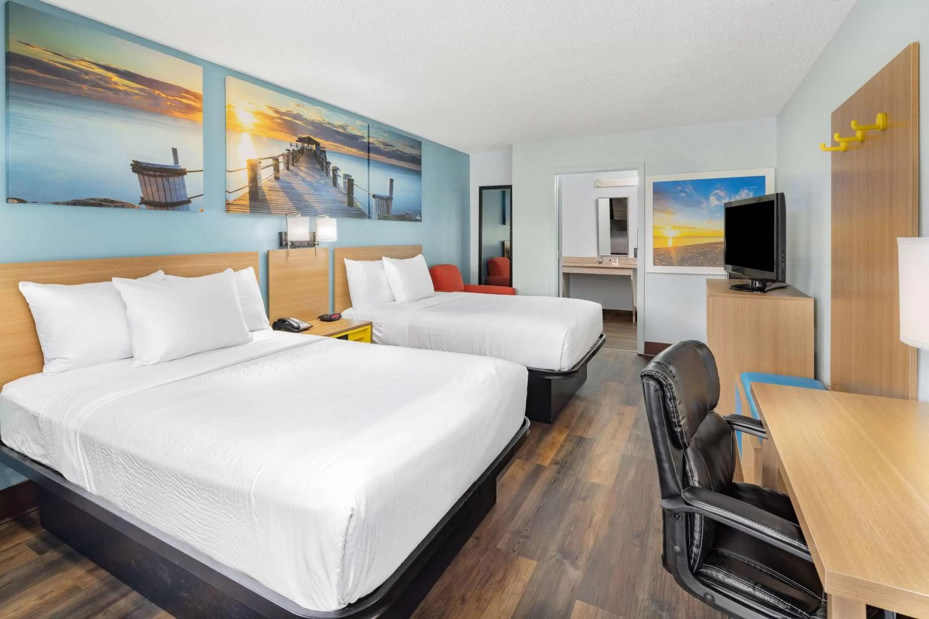 Photo of the whole room, Bed in Days Inn by Wyndham Pensacola I-10
