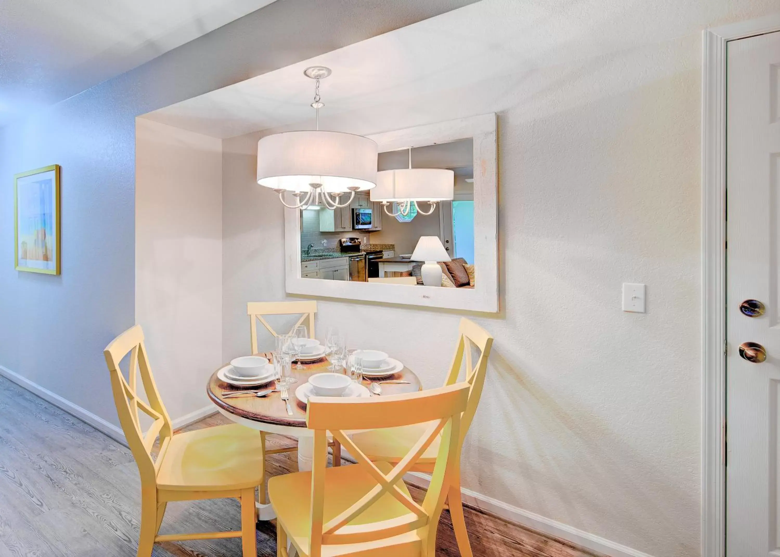 Kitchen or kitchenette, Dining Area in Beachwoods Resort