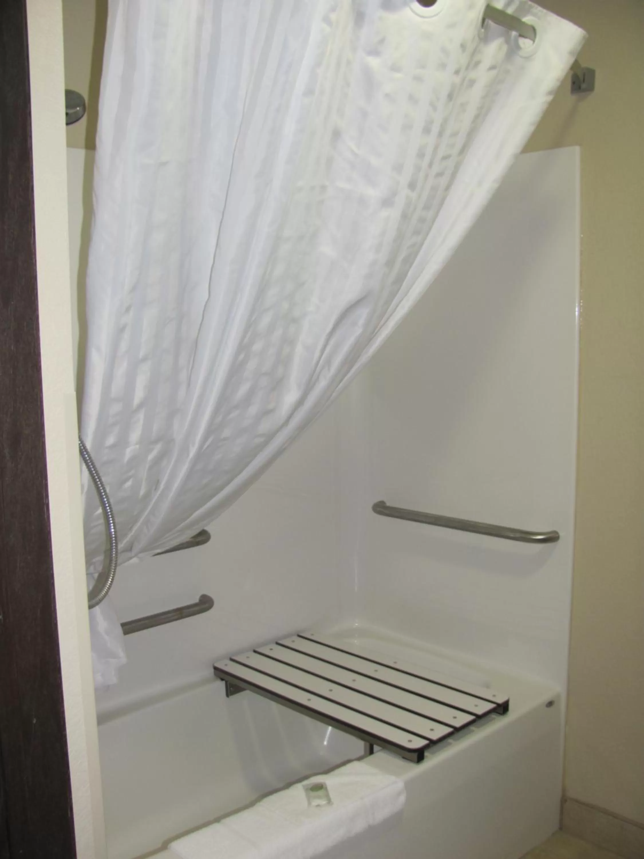 Shower in Cobblestone Inn & Suites - Fort Dodge