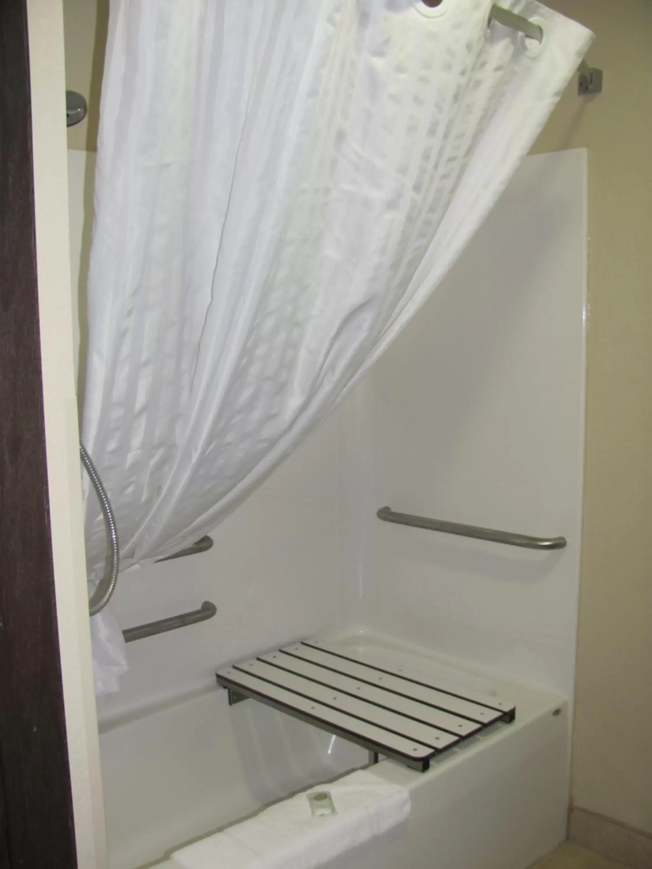 Shower, Bathroom in Cobblestone Inn & Suites - Fort Dodge
