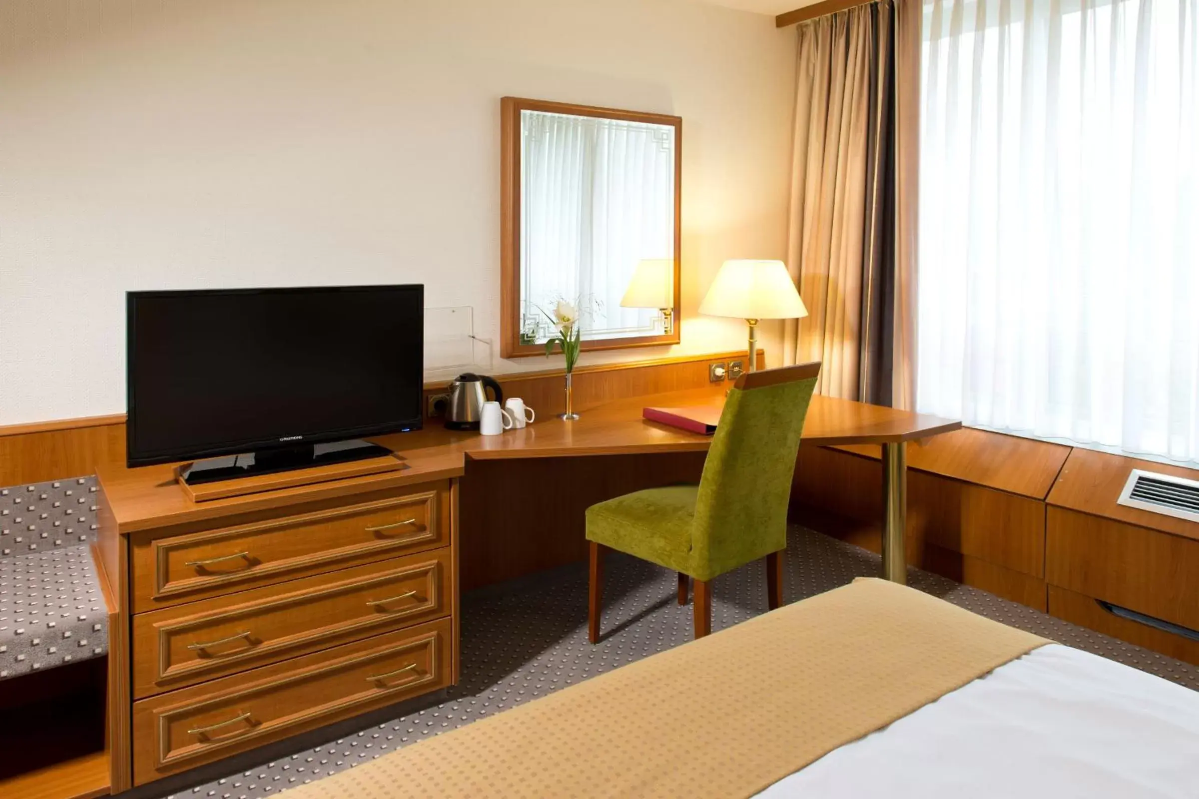 TV and multimedia, Seating Area in Leonardo Hotel Köln Bonn Airport