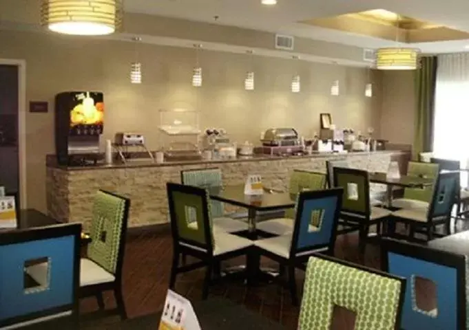 Restaurant/Places to Eat in Comfort Suites near Tanger Outlet Mall