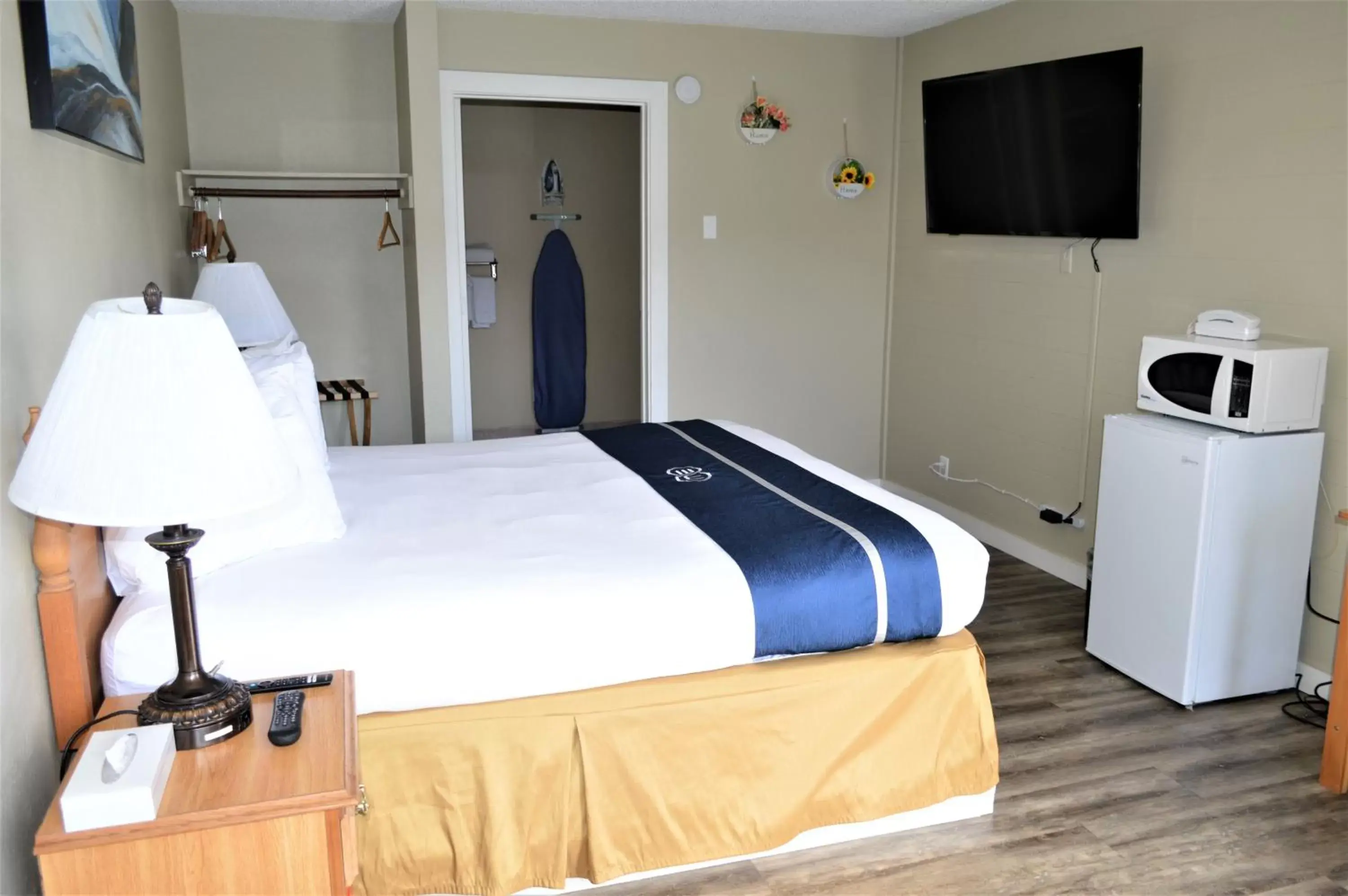 Bed in Omeo Suites Glass Beach