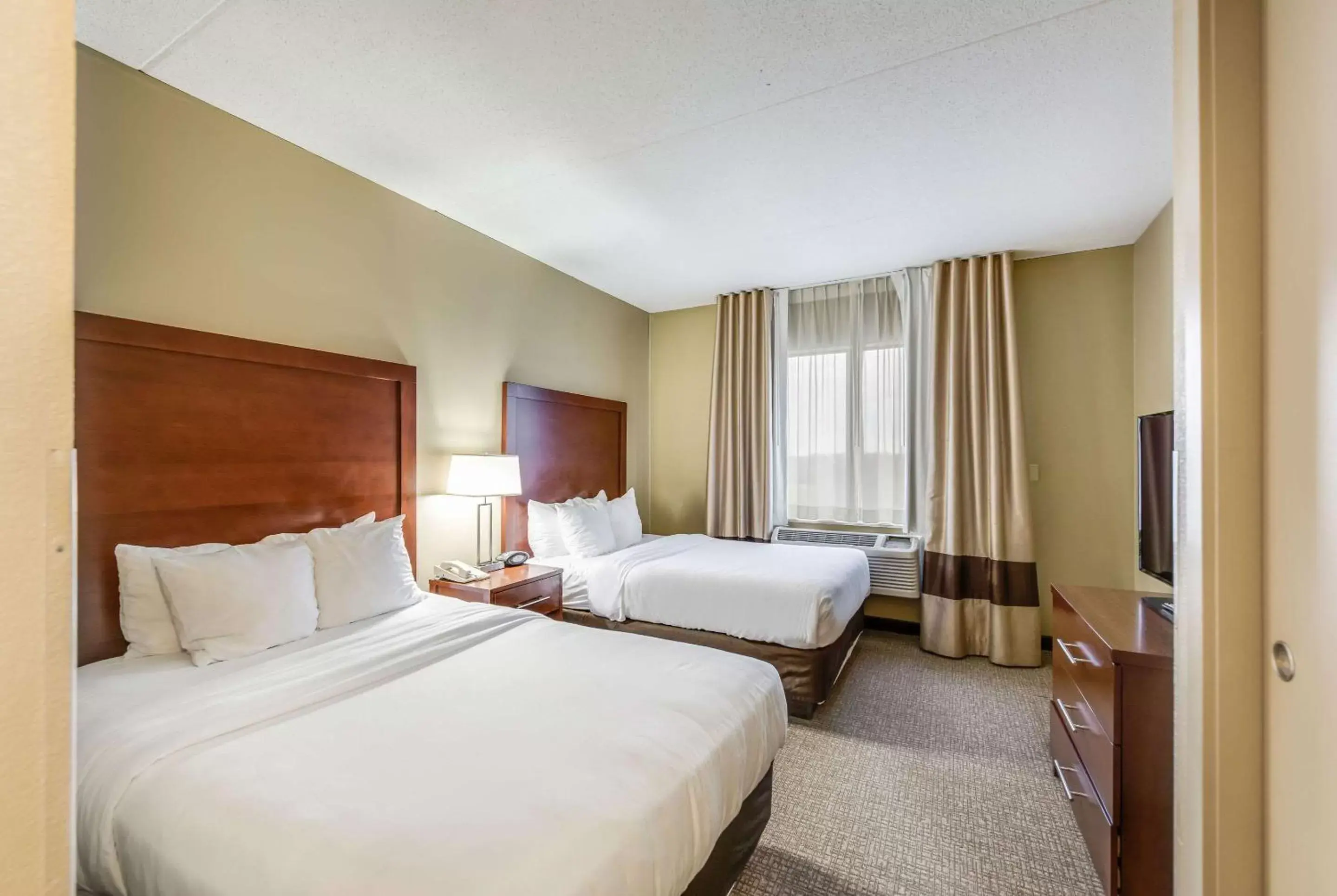 Photo of the whole room, Bed in Comfort Suites Chicago O'Hare Airport