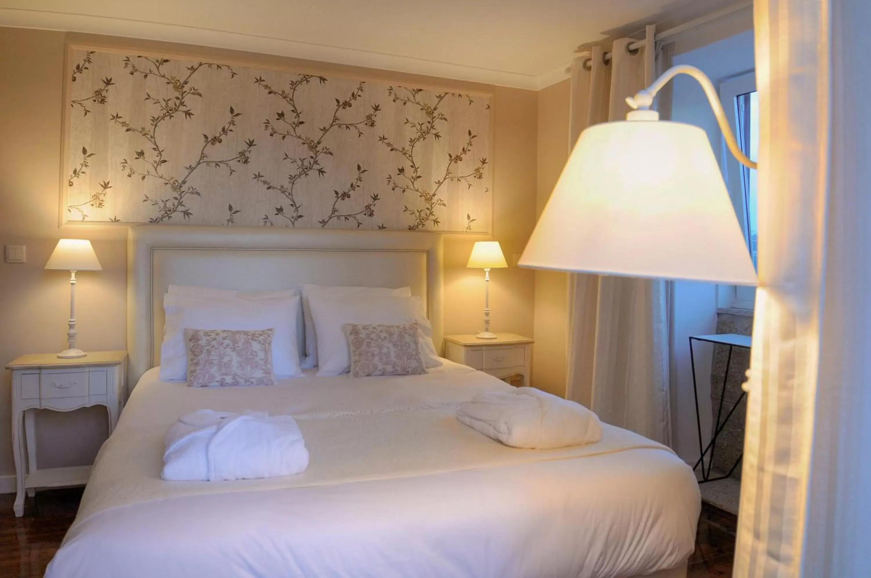 Bed in Private Villa Porto