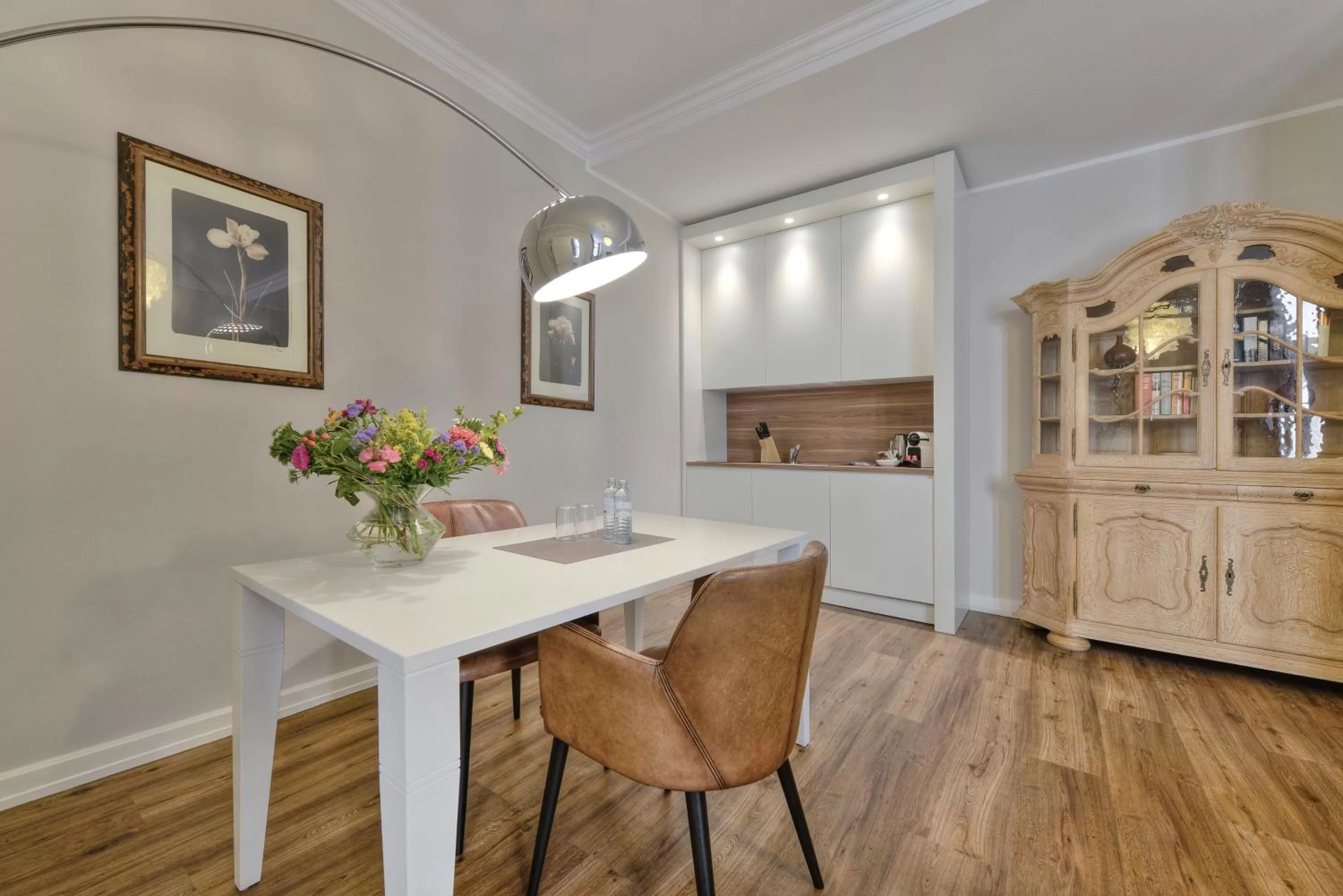 Photo of the whole room, Dining Area in Carlstadt Suites Düsseldorf