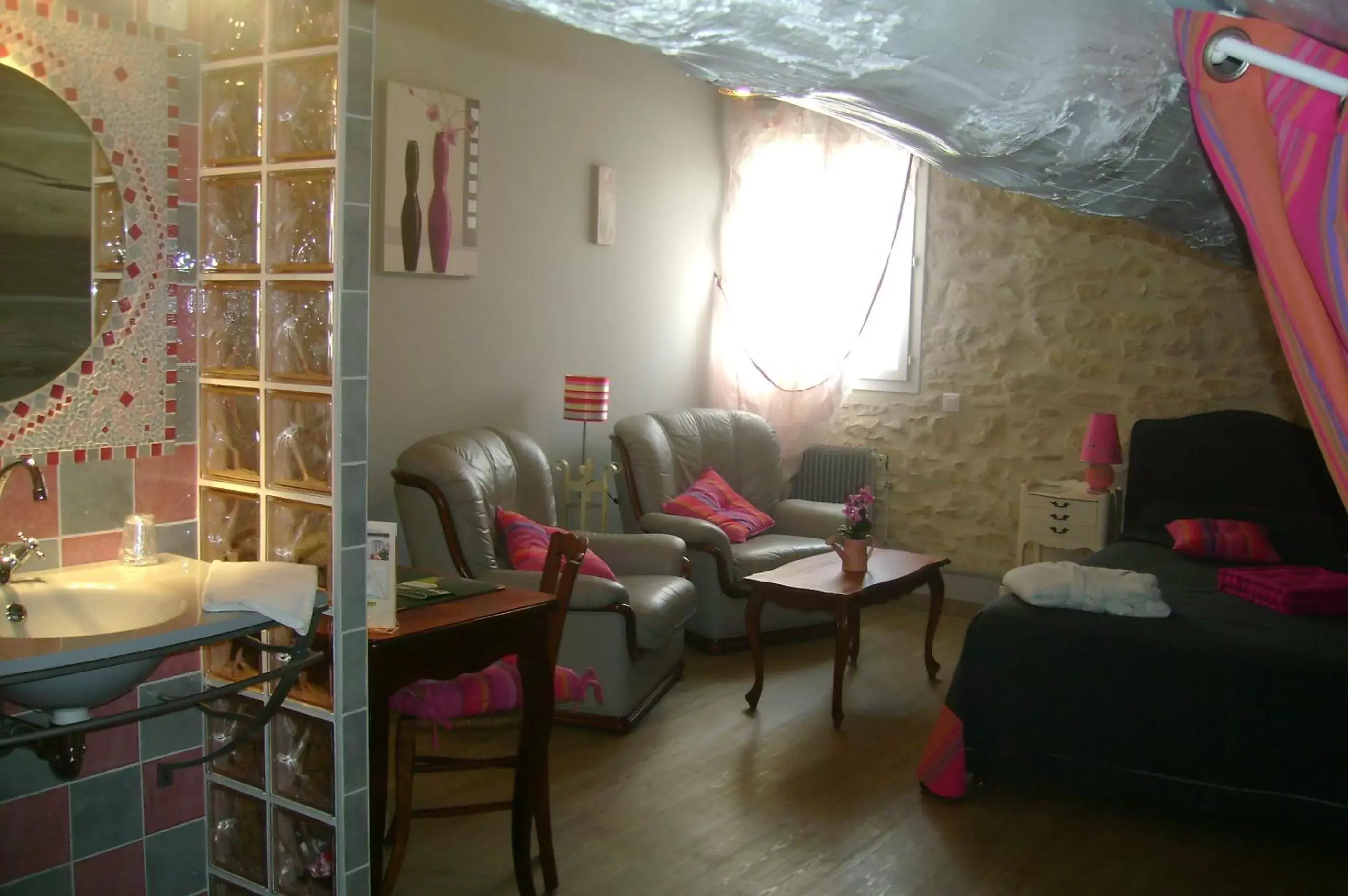 Photo of the whole room, Seating Area in Logis Auberge De Tavel