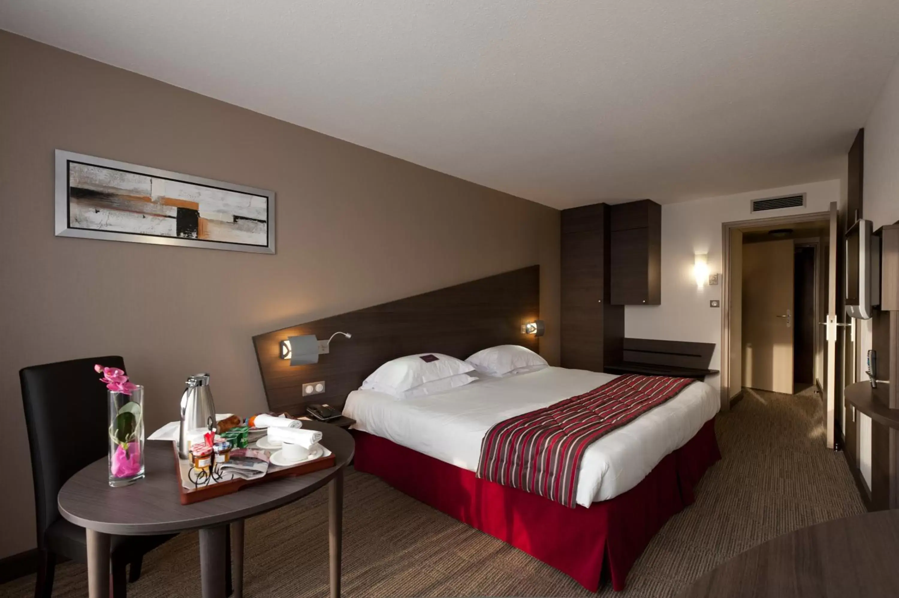 Shower, Bed in Mercure Vannes Le Port