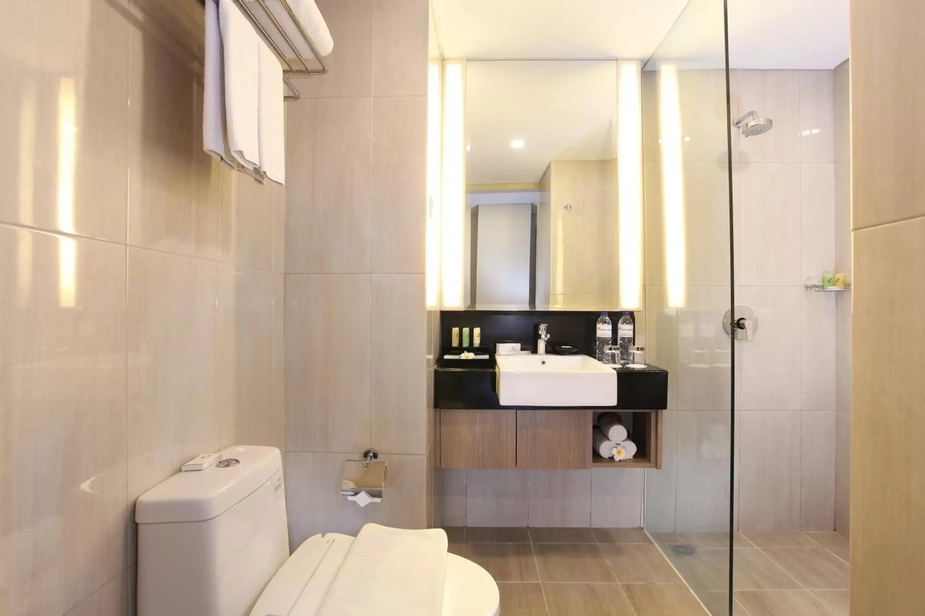Shower, Bathroom in Swiss-Belinn Tunjungan Surabaya