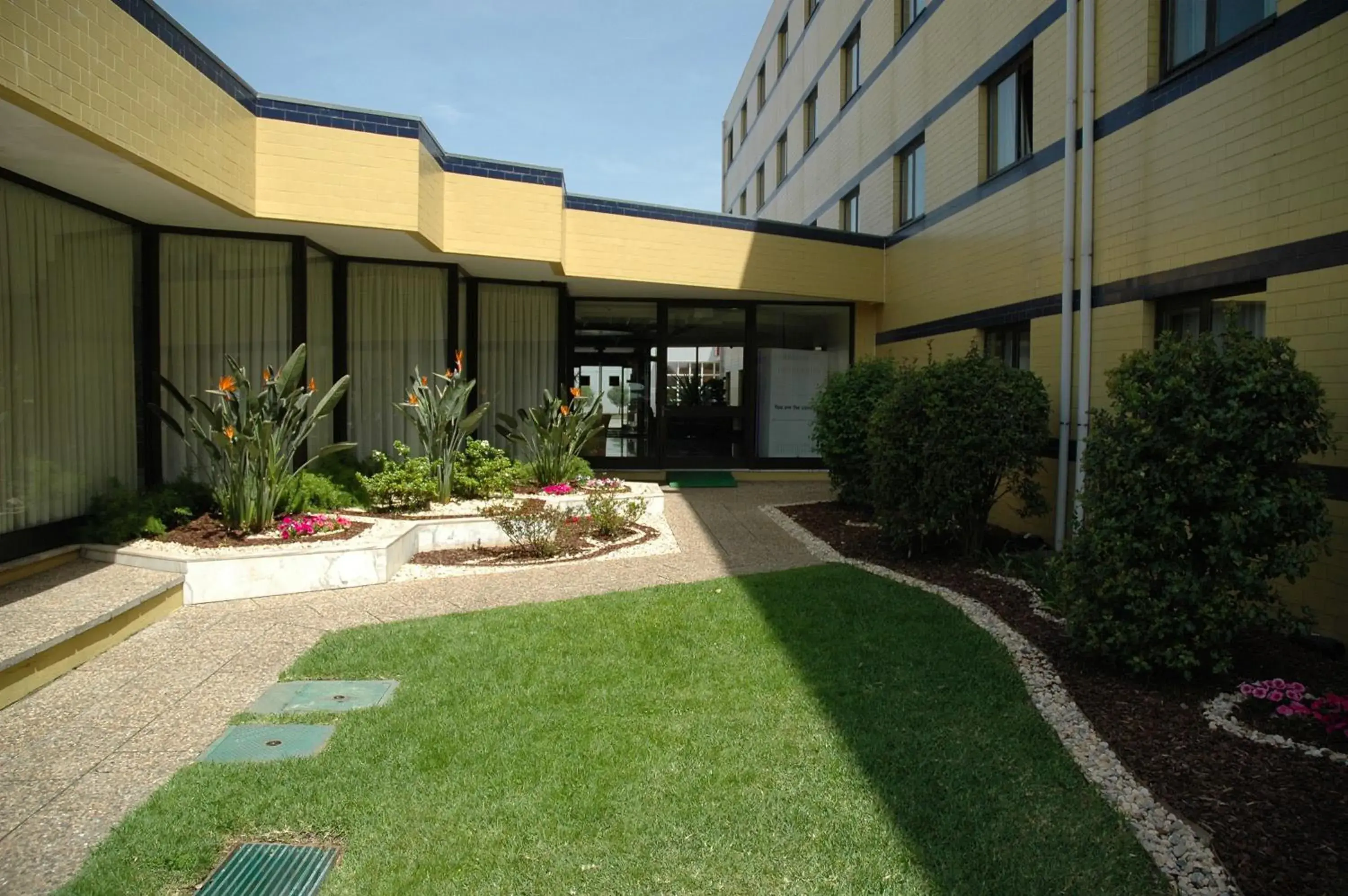 Patio, Property Building in Novotel Porto Gaia