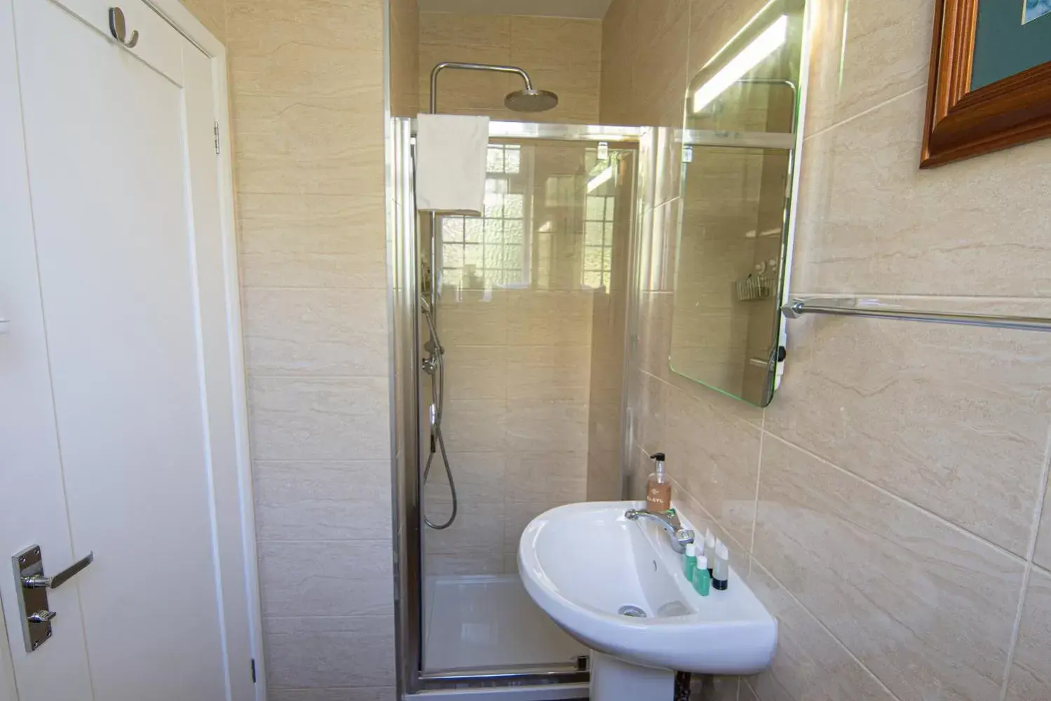 Shower, Bathroom in Millstone Country Inn