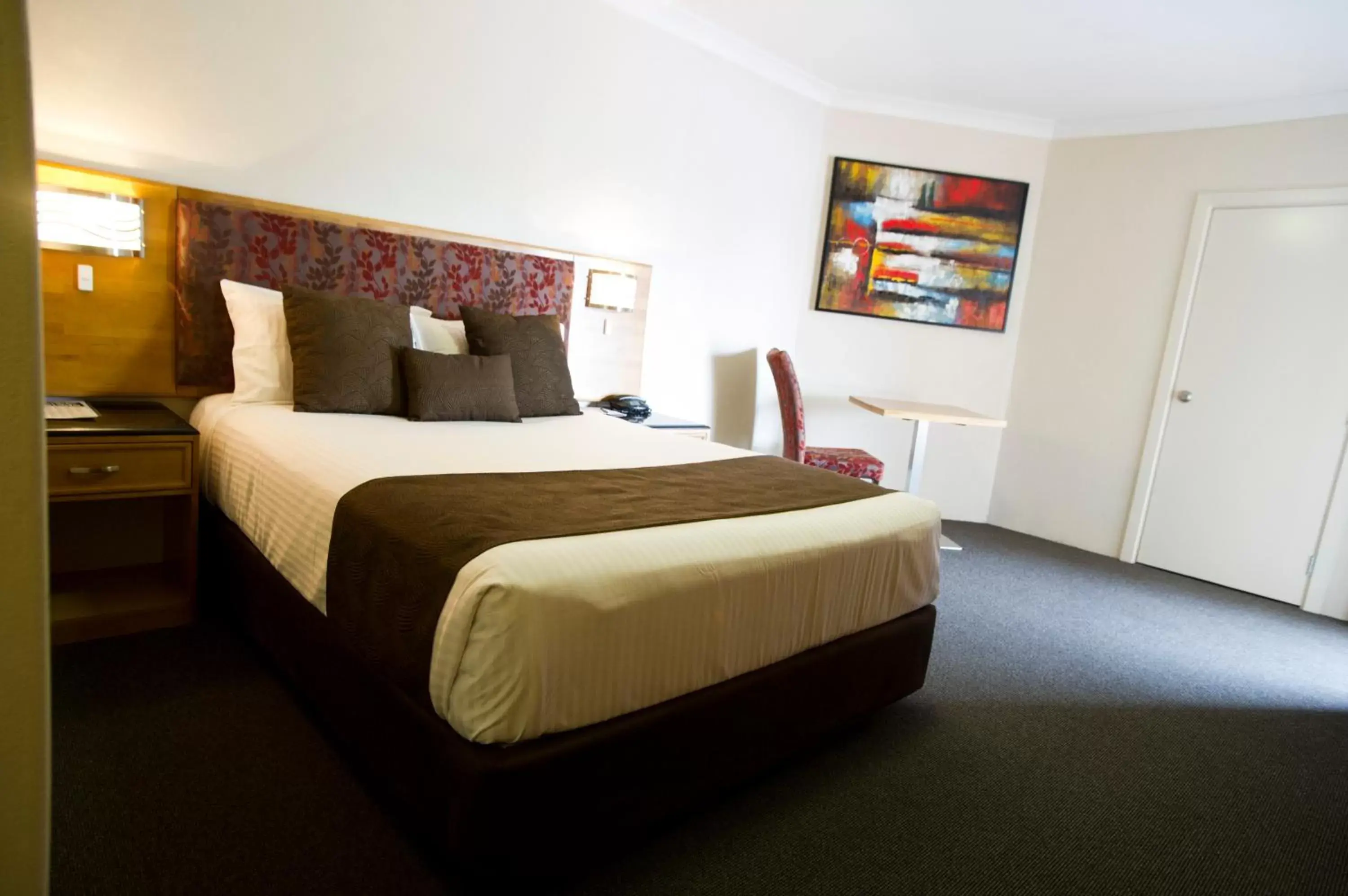 Bed in Noah's Mid City Motor Inn Muswellbrook