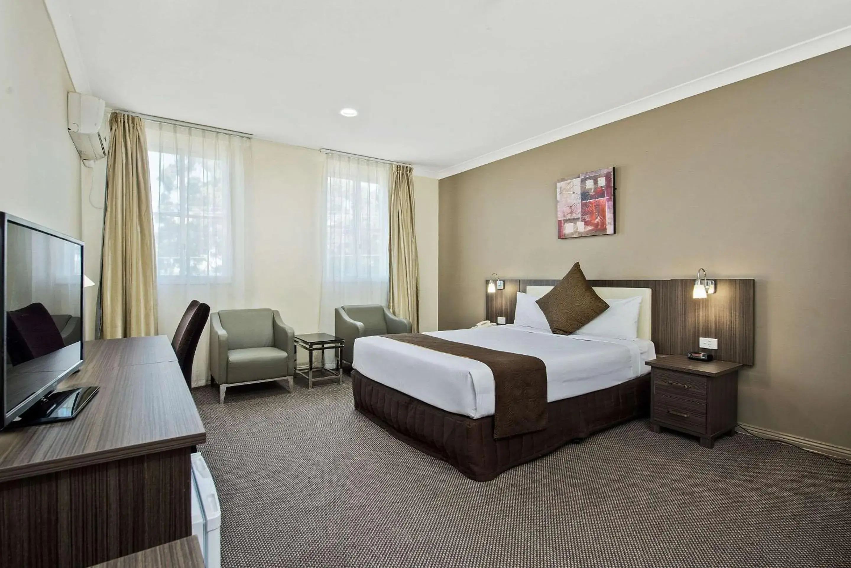 Photo of the whole room, Bed in Comfort Hotel Dandenong Photo of the whole room, Bed in Comfort Hotel Dandenong