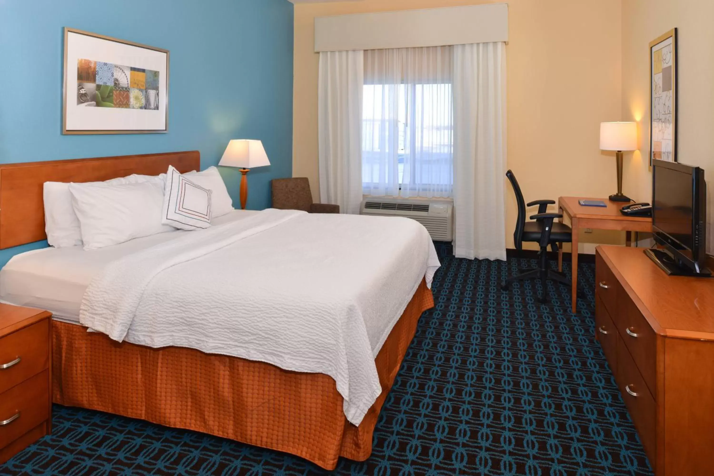 Photo of the whole room, Bed in Fairfield Inn & Suites Bloomington