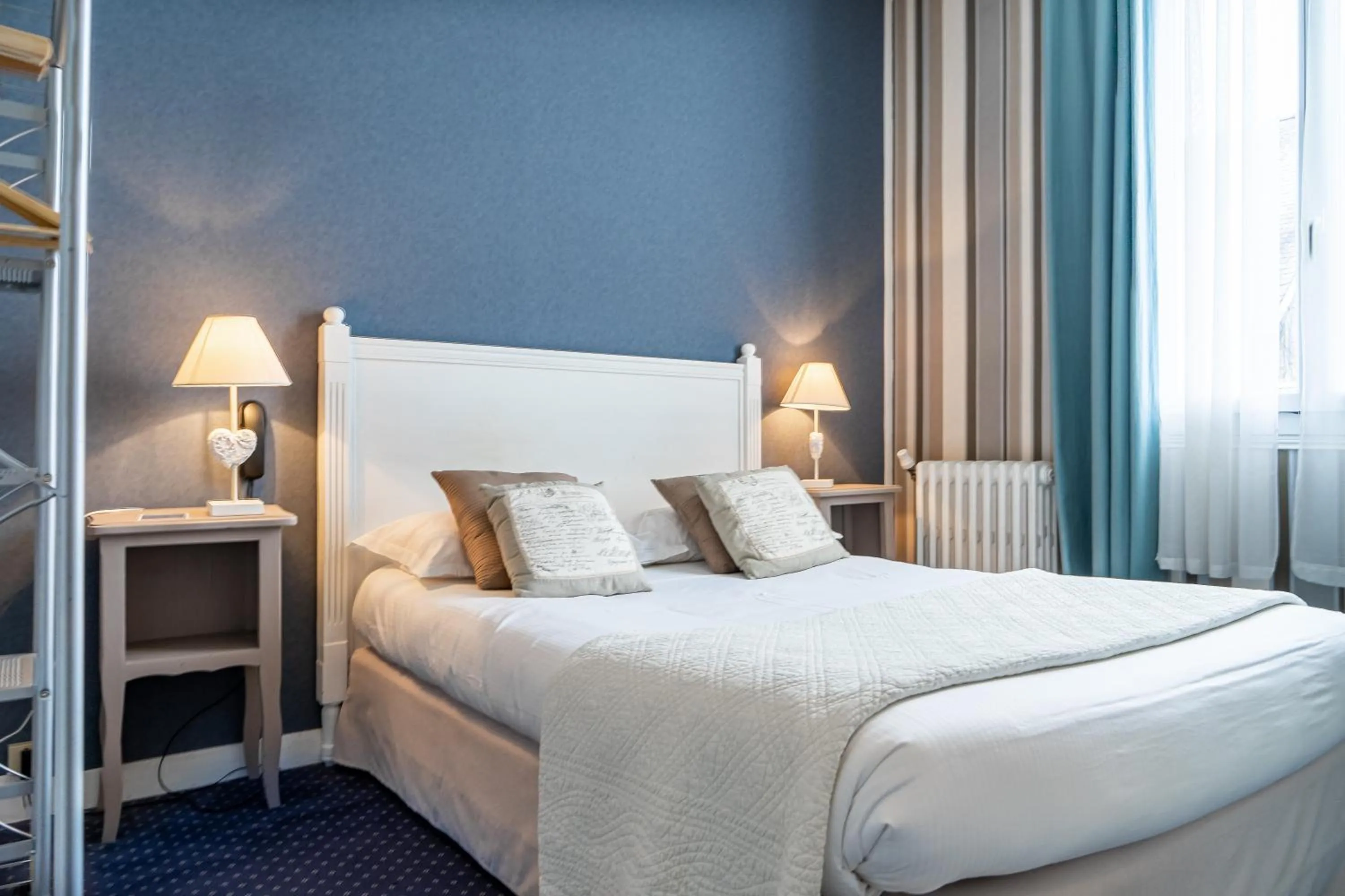 Bed in Cit'Hotel Normandy Hotel Pornichet La Baule