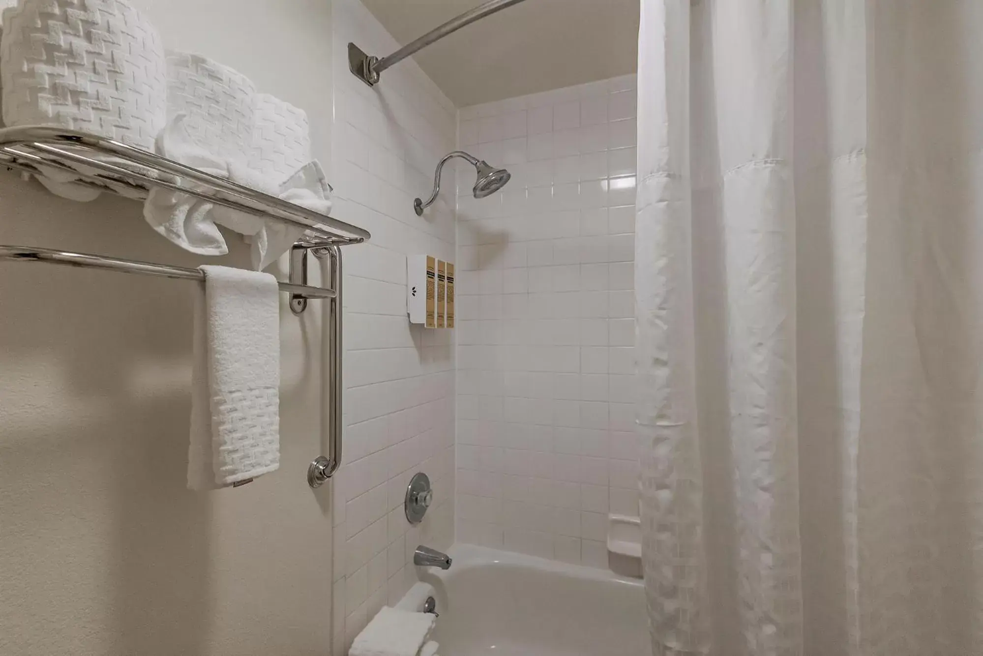 Shower, Bathroom in Best Western Plus Wine Country Inn & Suites