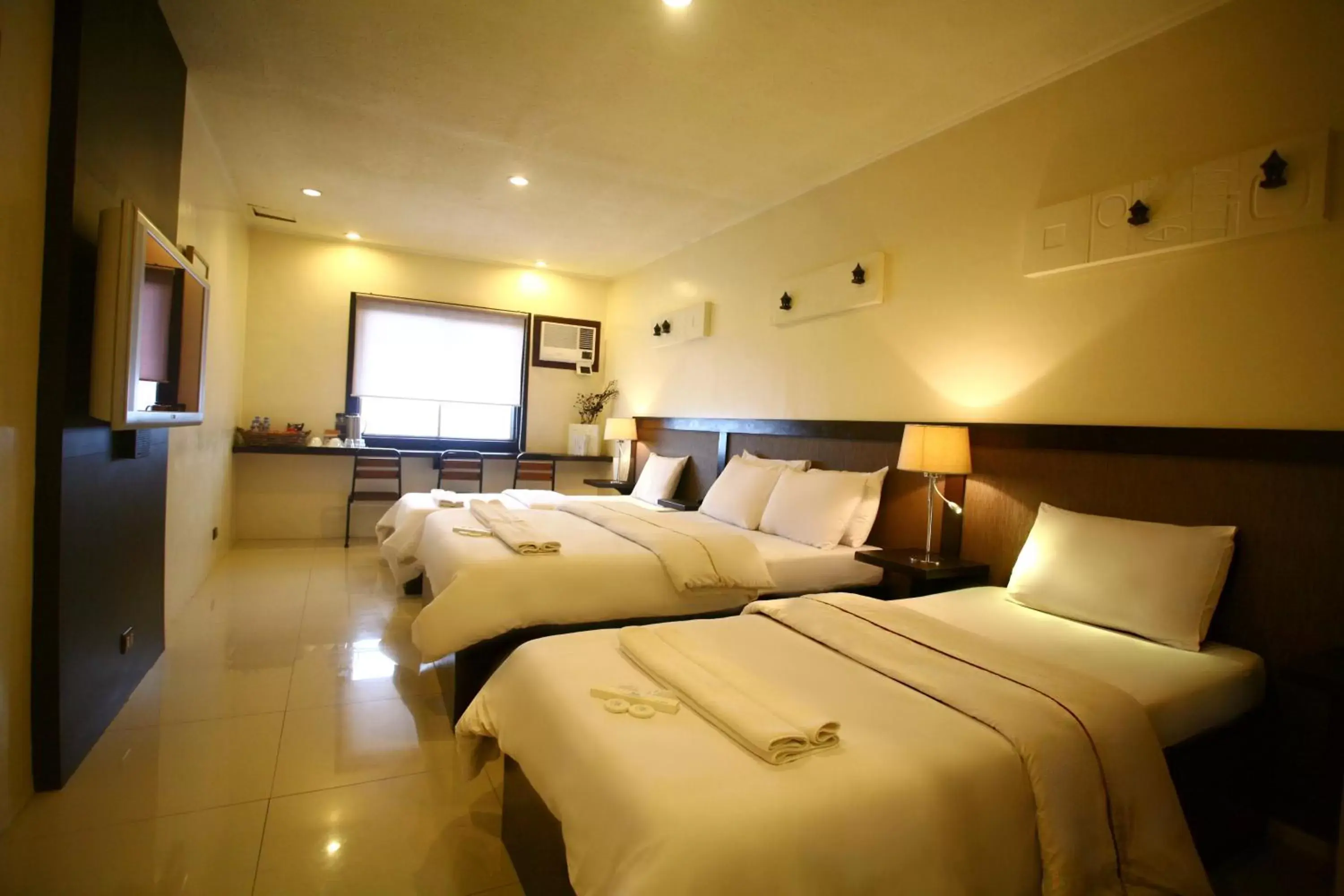 Photo of the whole room, Bed in Baguio Holiday Villas