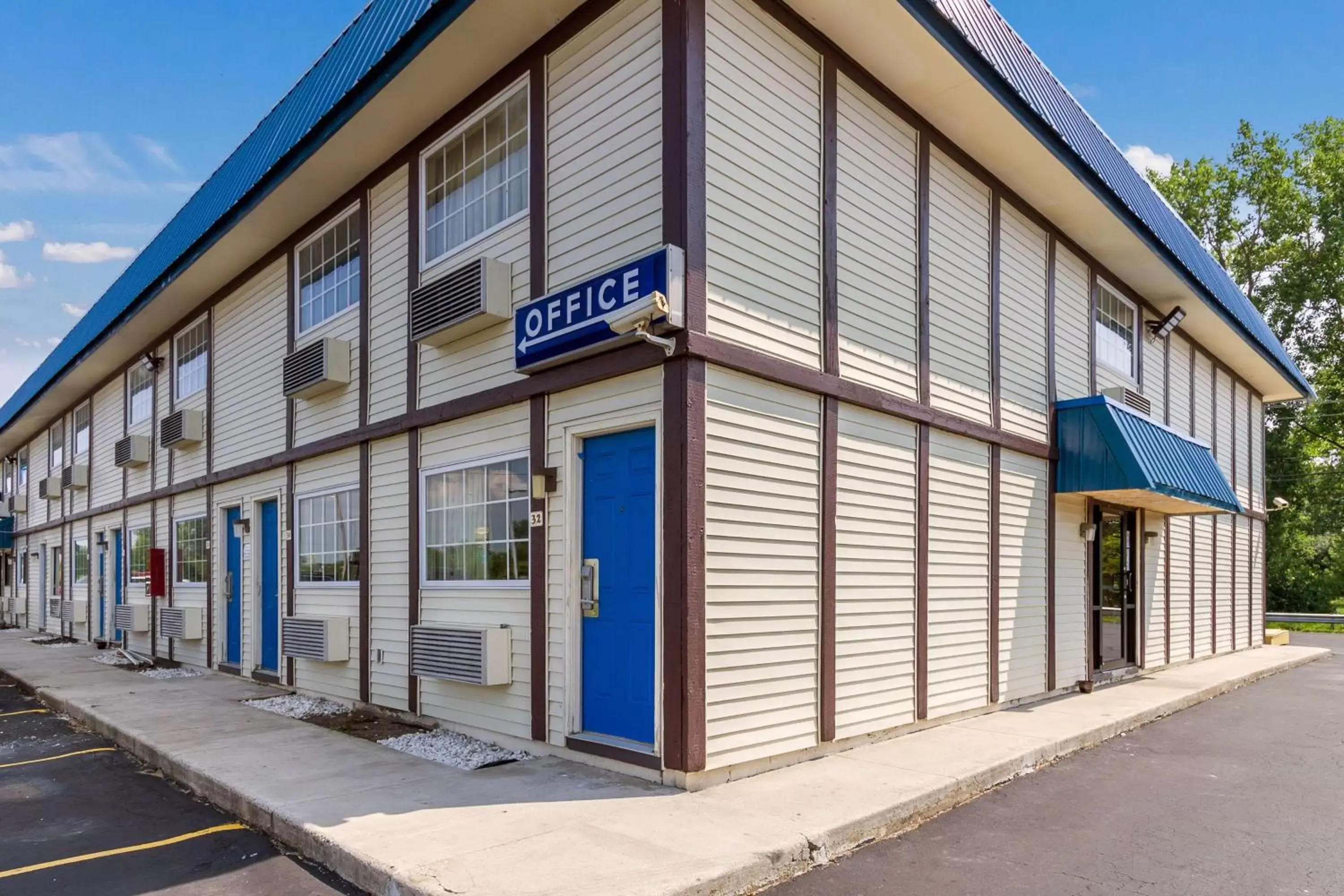 Property building in Motel 6-Rossford, OH