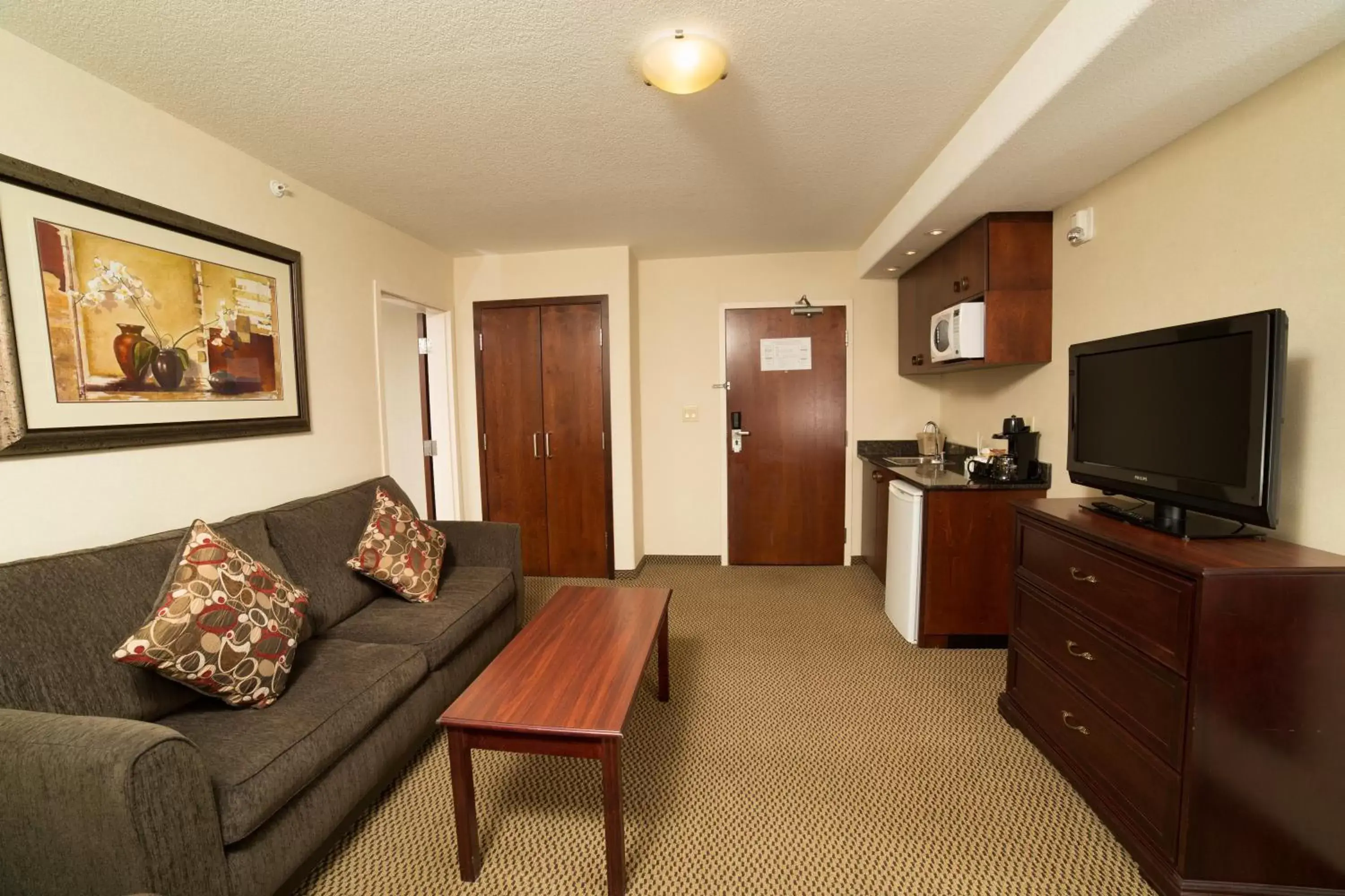 Bedroom, Seating Area in Holiday Inn & Suites Lloydminster, an IHG Hotel