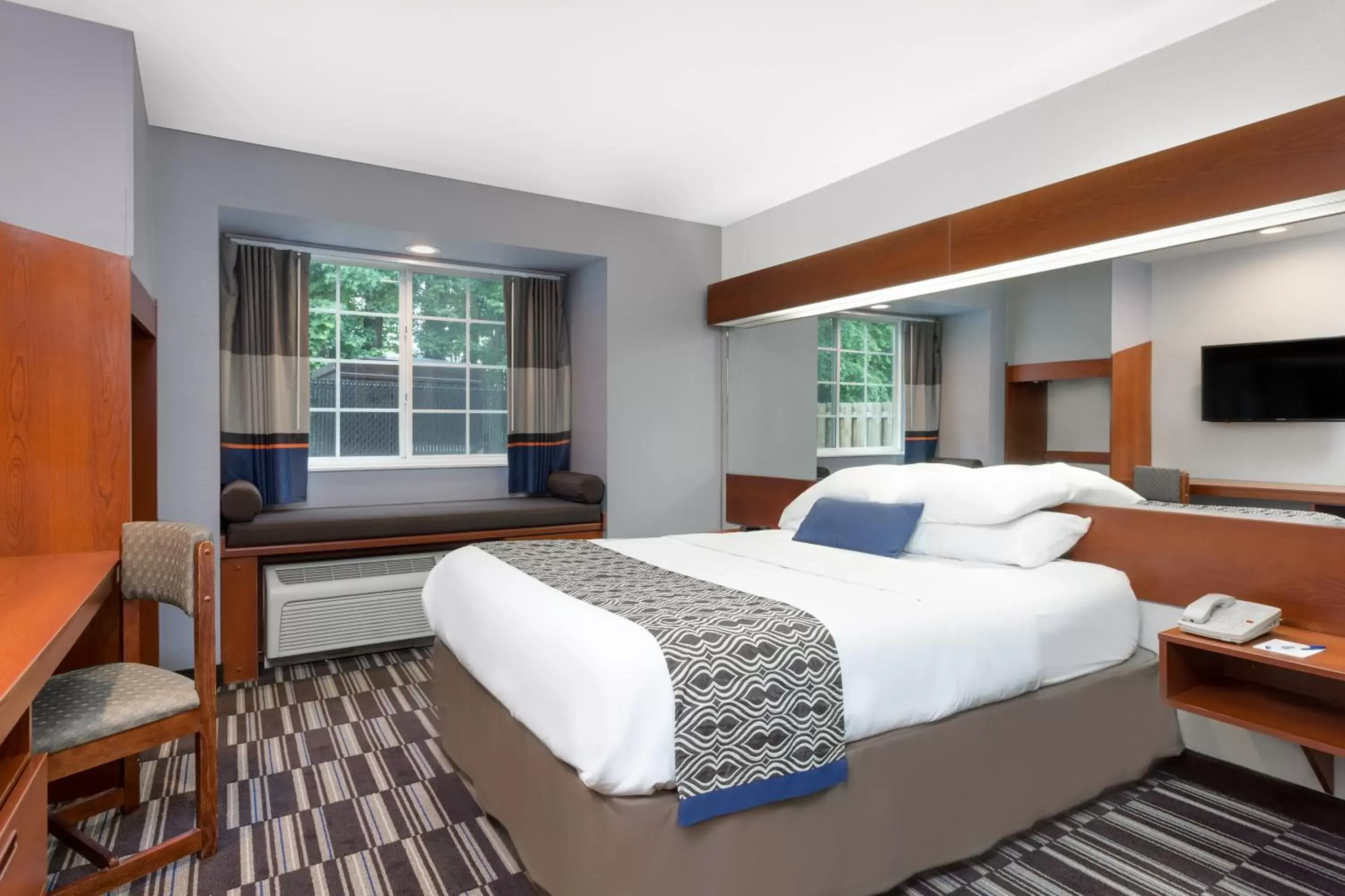 Bed in Microtel Inn & Suites by Wyndham Bremen