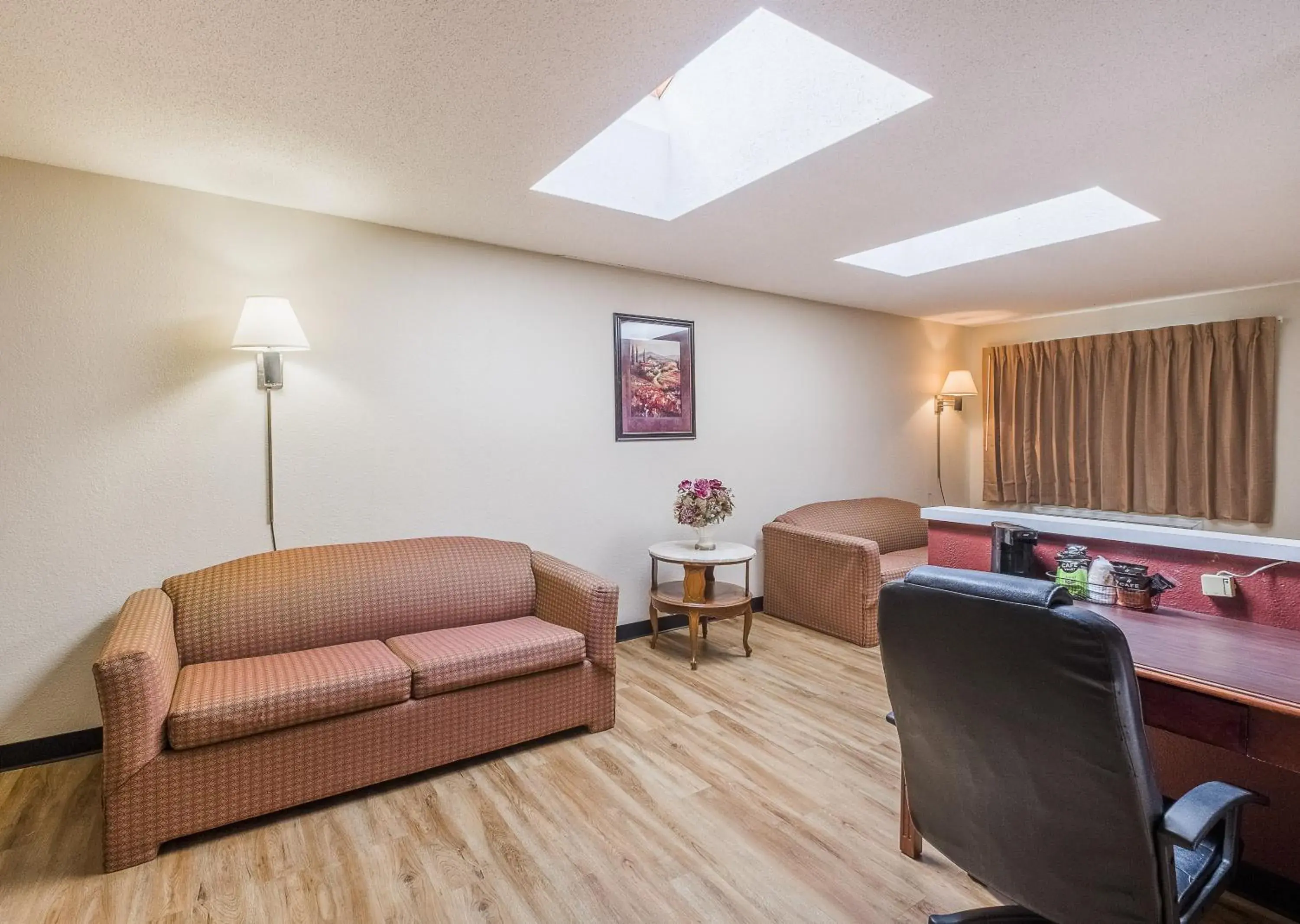 Photo of the whole room, Seating Area in Red Roof Inn Hartford - Vernon