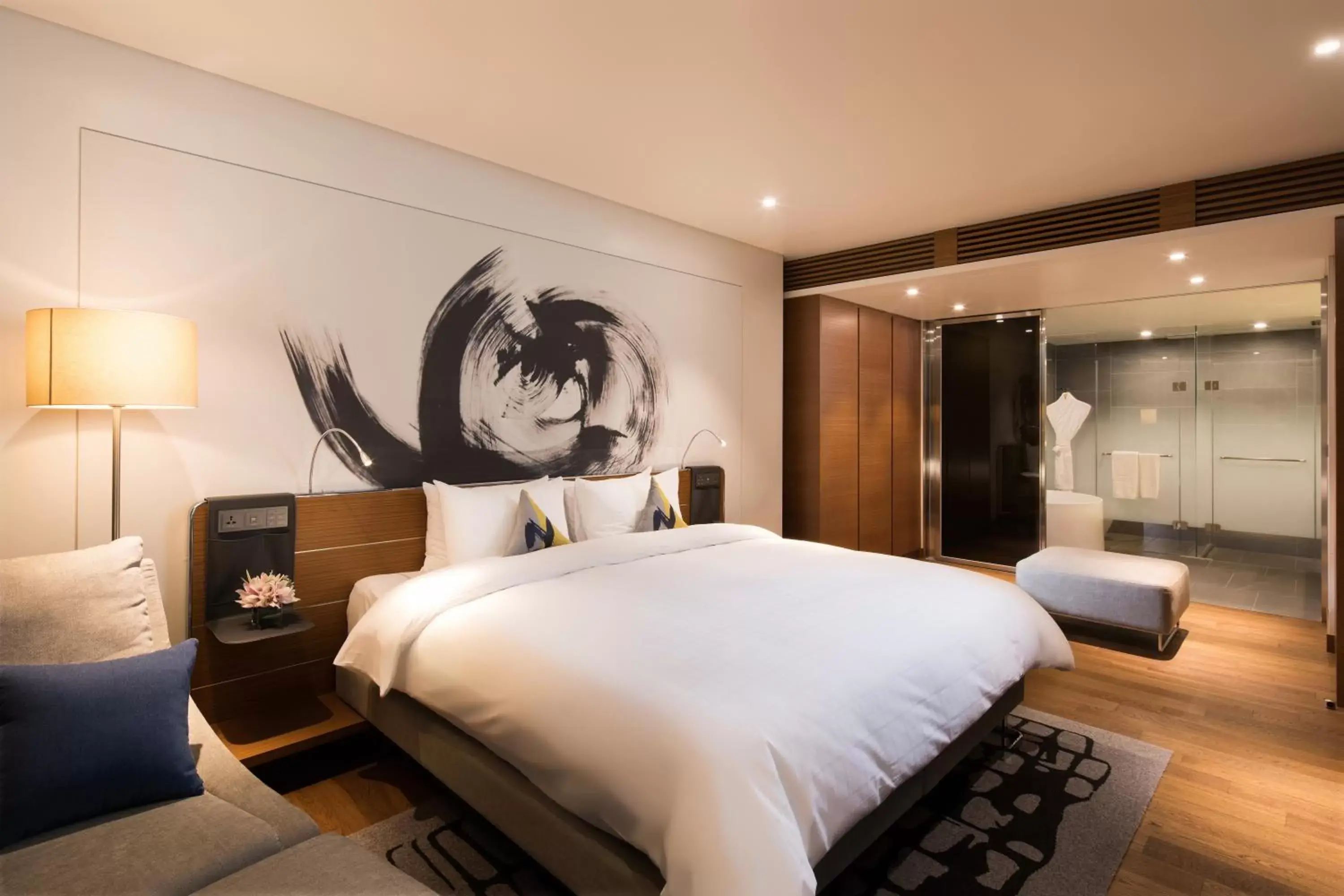 Shower, Bed in Novotel Ambassador Seoul Dongdaemun Hotels & Residences