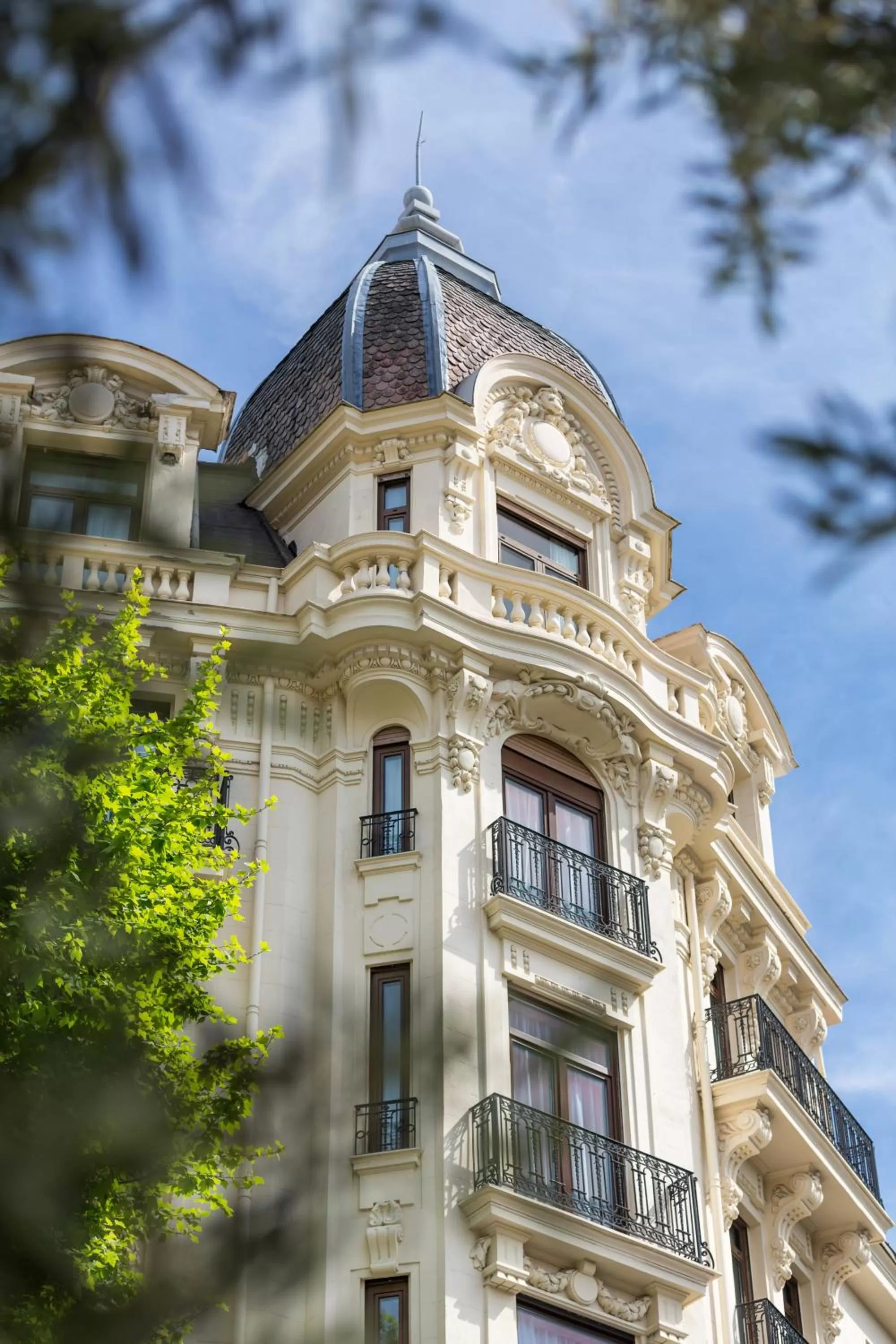 Facade/entrance in Villa Bougainville by Happyculture