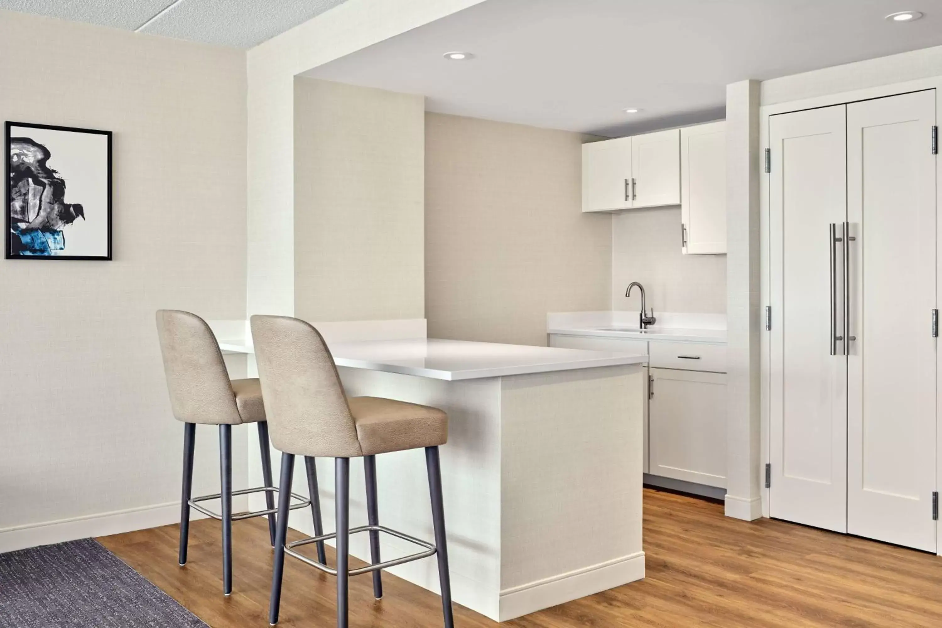 Kitchen or kitchenette, Dining Area in Delta Hotels by Marriott Muskegon Convention Center