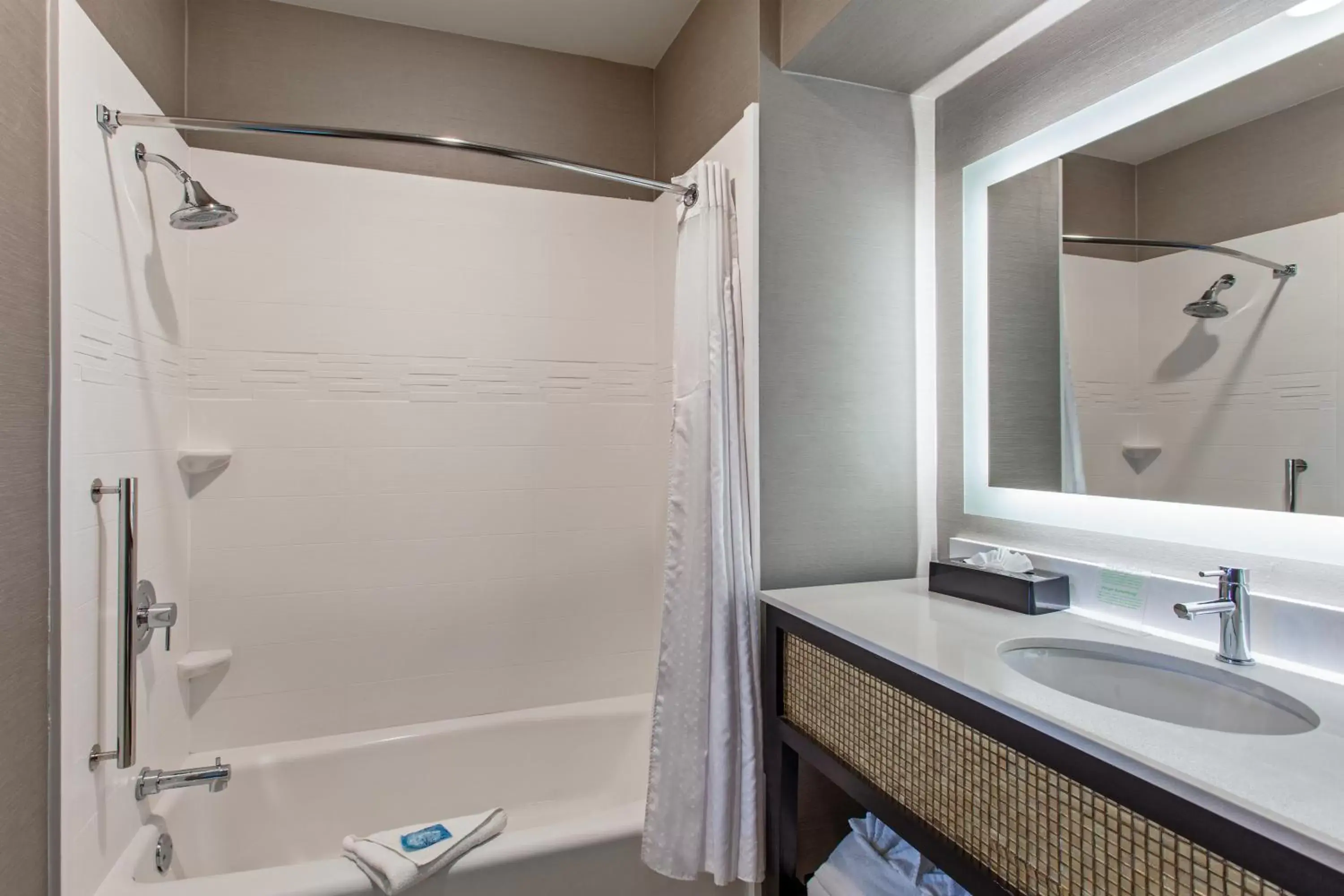 Suite with Mobility Accessible Tub - Non-Smoking in Holiday Inn Express & Suites Anaheim Resort Area by IHG Suite with Mobility Accessible Tub - Non-Smoking in Holiday Inn Express & Suites Anaheim Resort Area by IHG