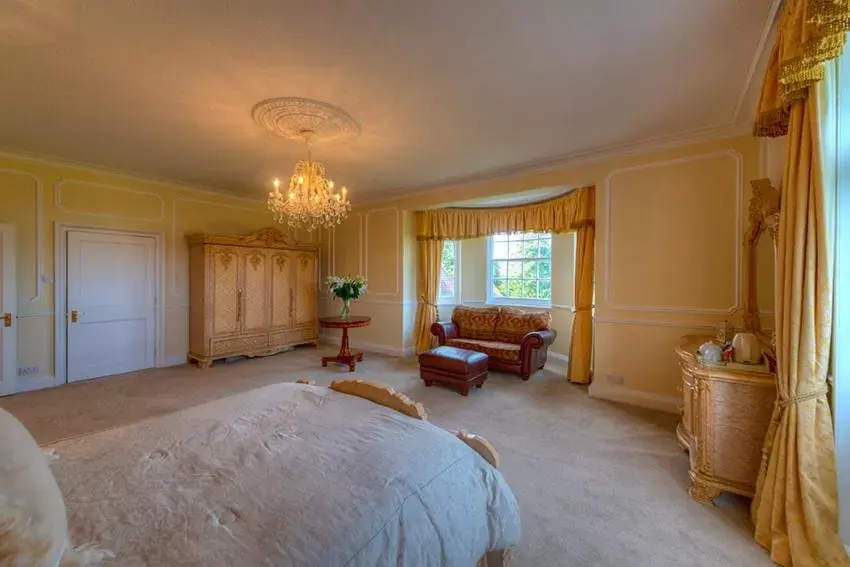 Bed, Seating Area in Saltcote Place