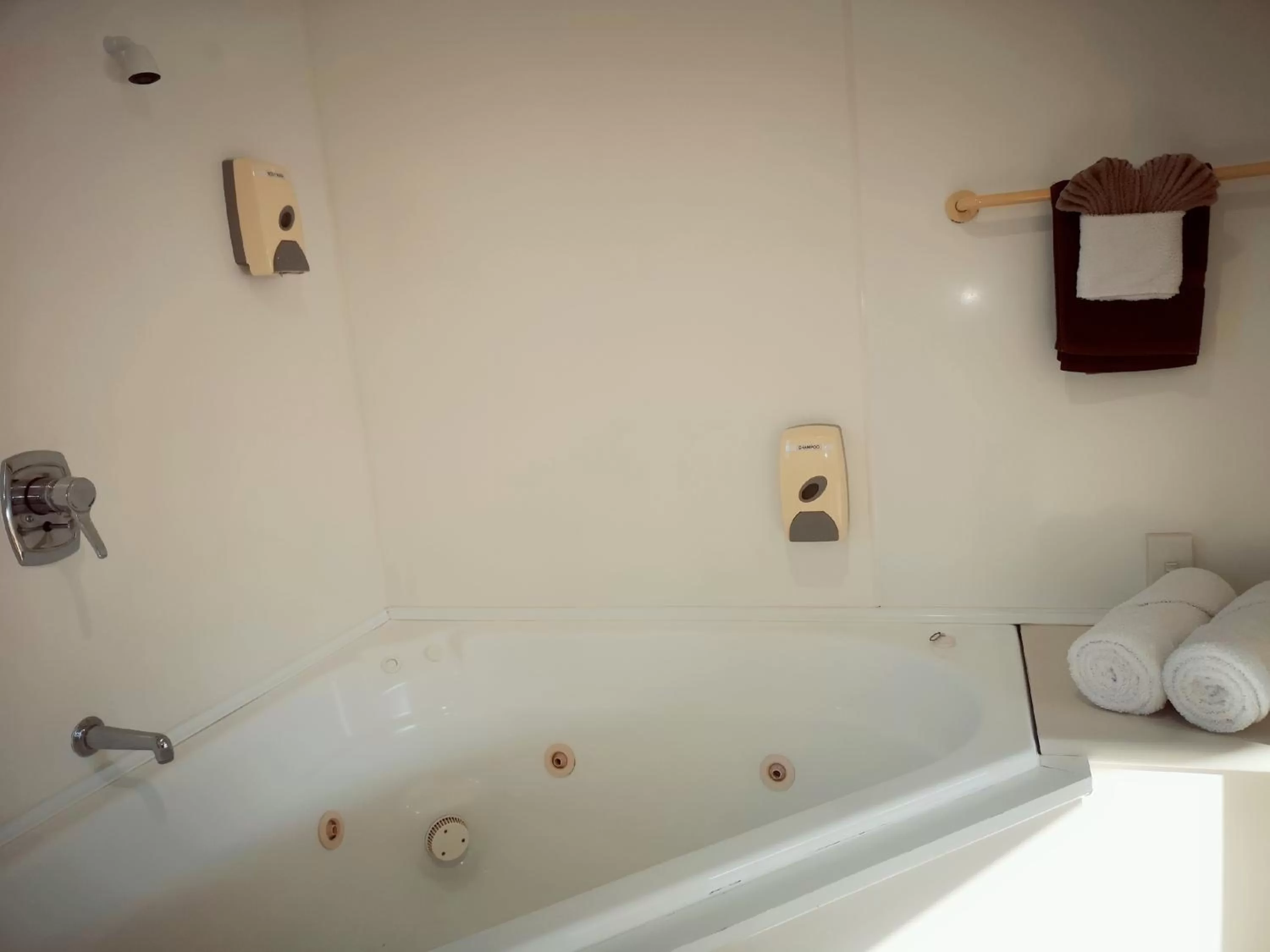 Bathroom in Aston Court Motel