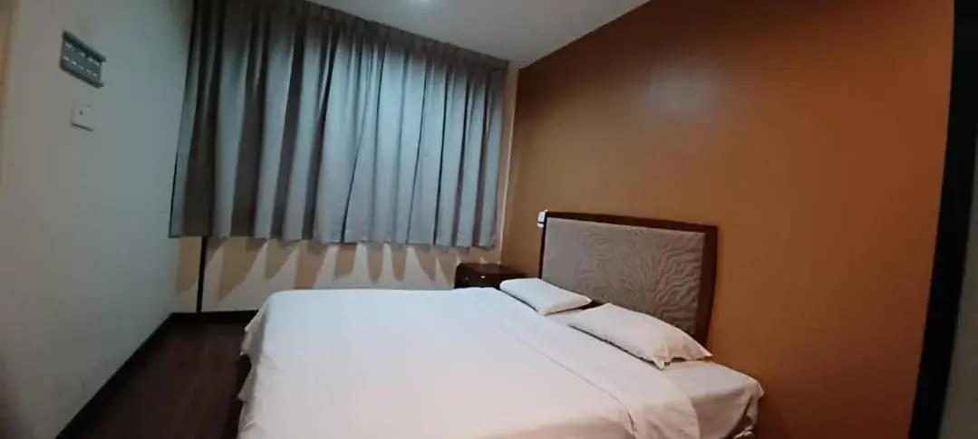 Bed in Hotel Sadong 88