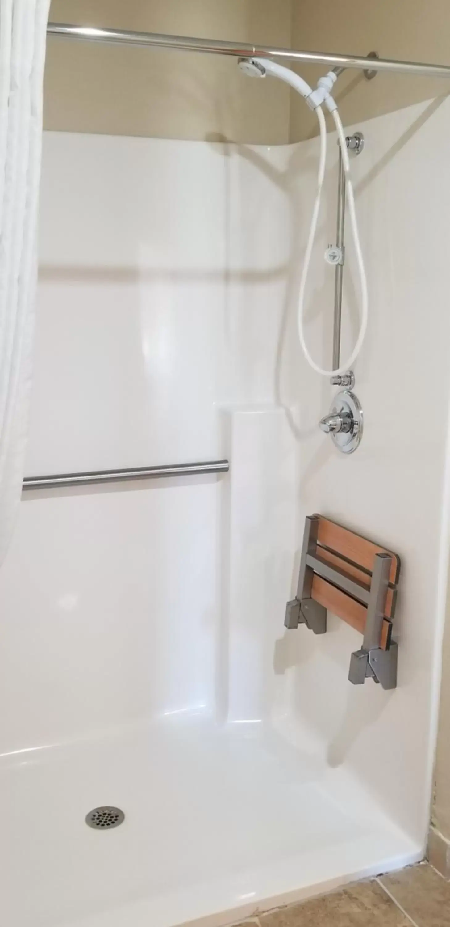Shower in Cobblestone Inn & Suites - Lake View Shower in Cobblestone Inn & Suites - Lake View