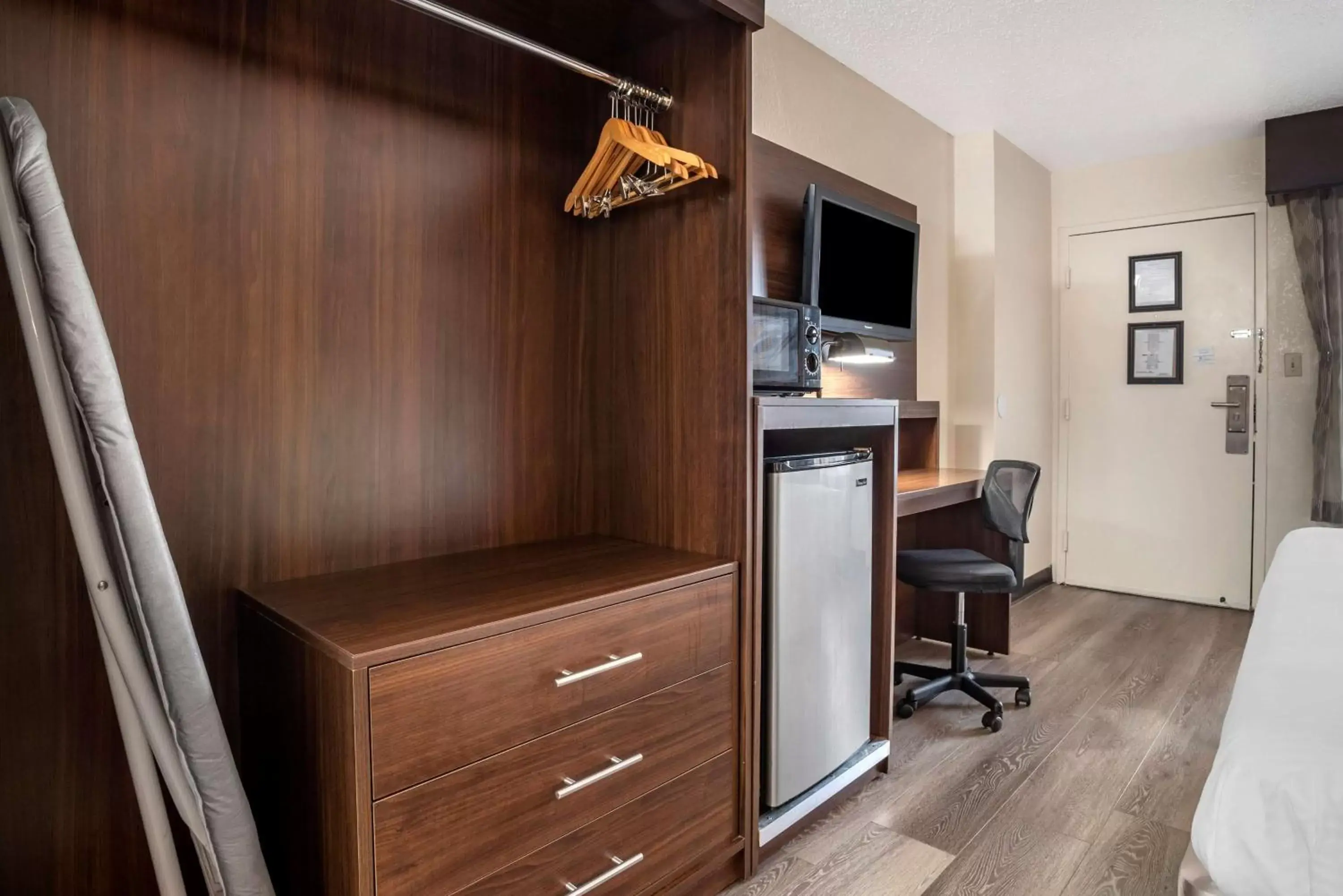 Bedroom, TV/Entertainment Center in Best Western Salisbury Plaza