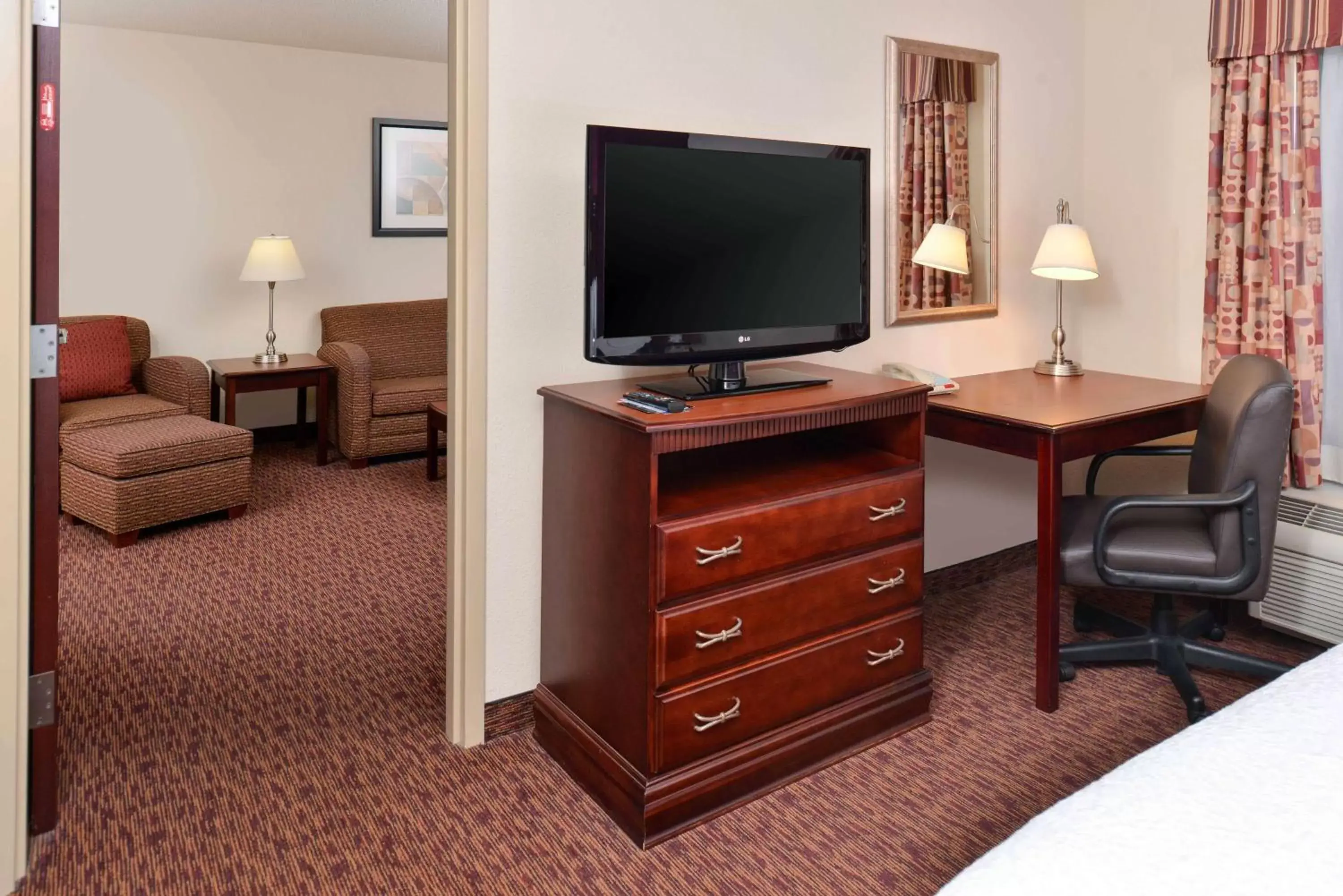 Bed, TV/Entertainment Center in Hampton Inn & Suites Muncie