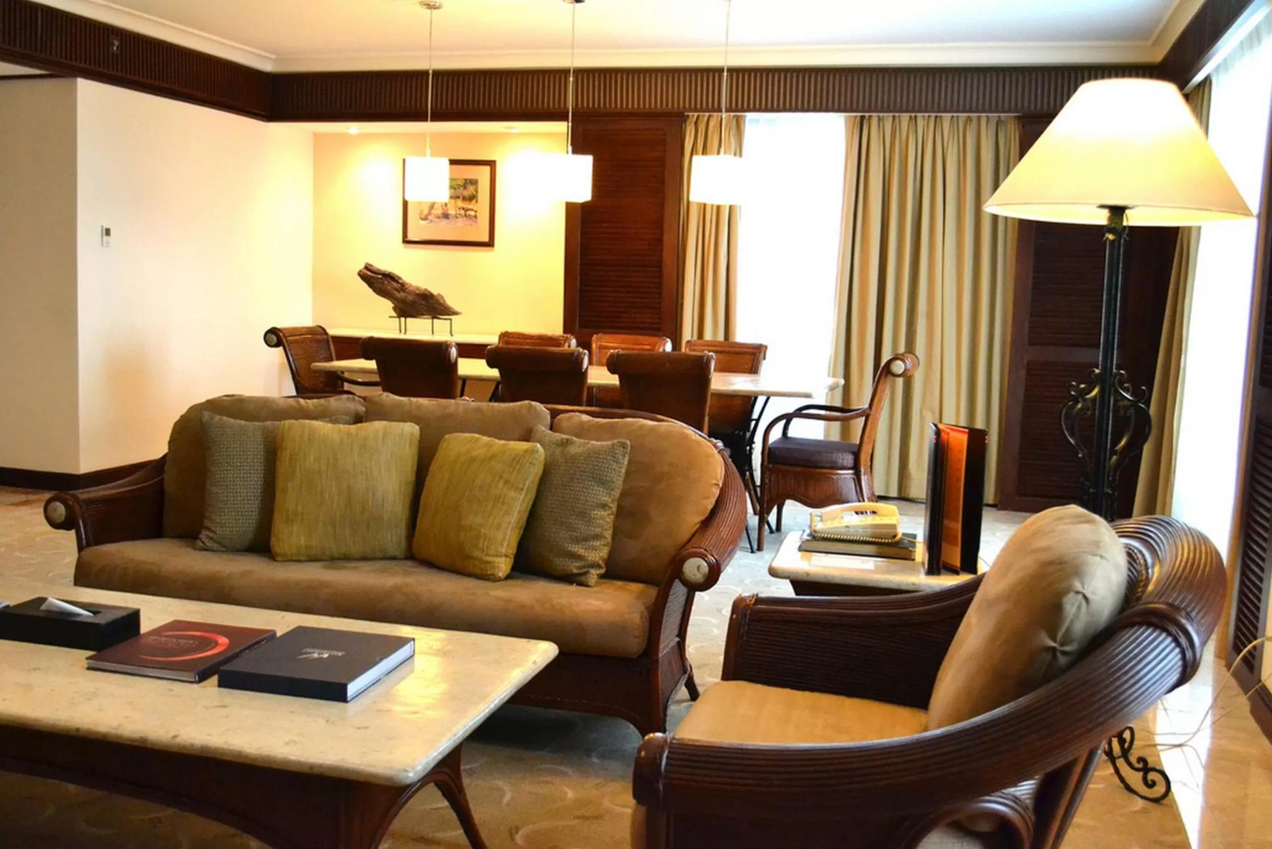 Living room in Waterfront Airport Hotel and Casino