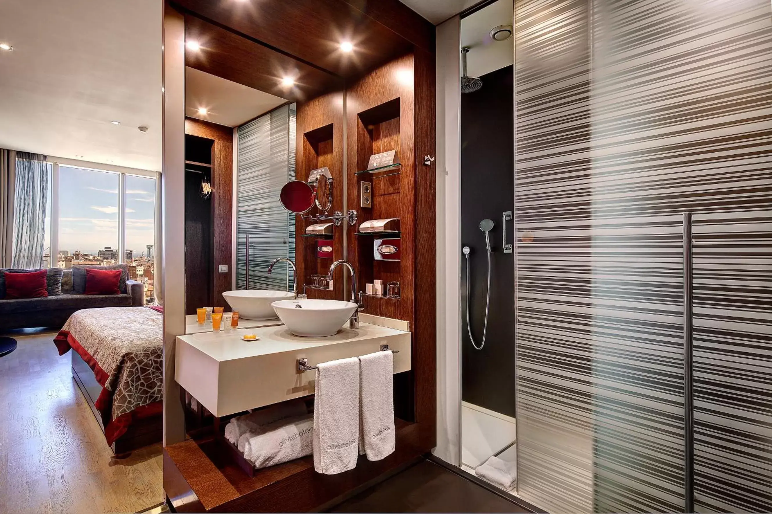 Shower, Bathroom in Olivia Plaza Hotel