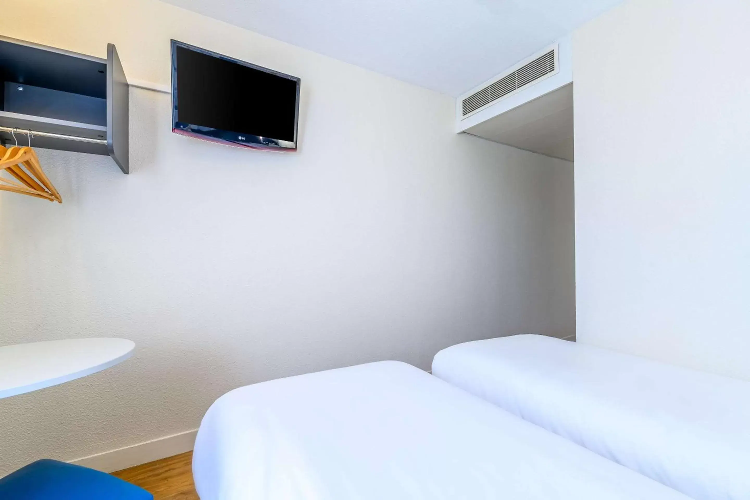 Bedroom, TV/Entertainment Center in Comfort Hotel Paris Porte d'Ivry