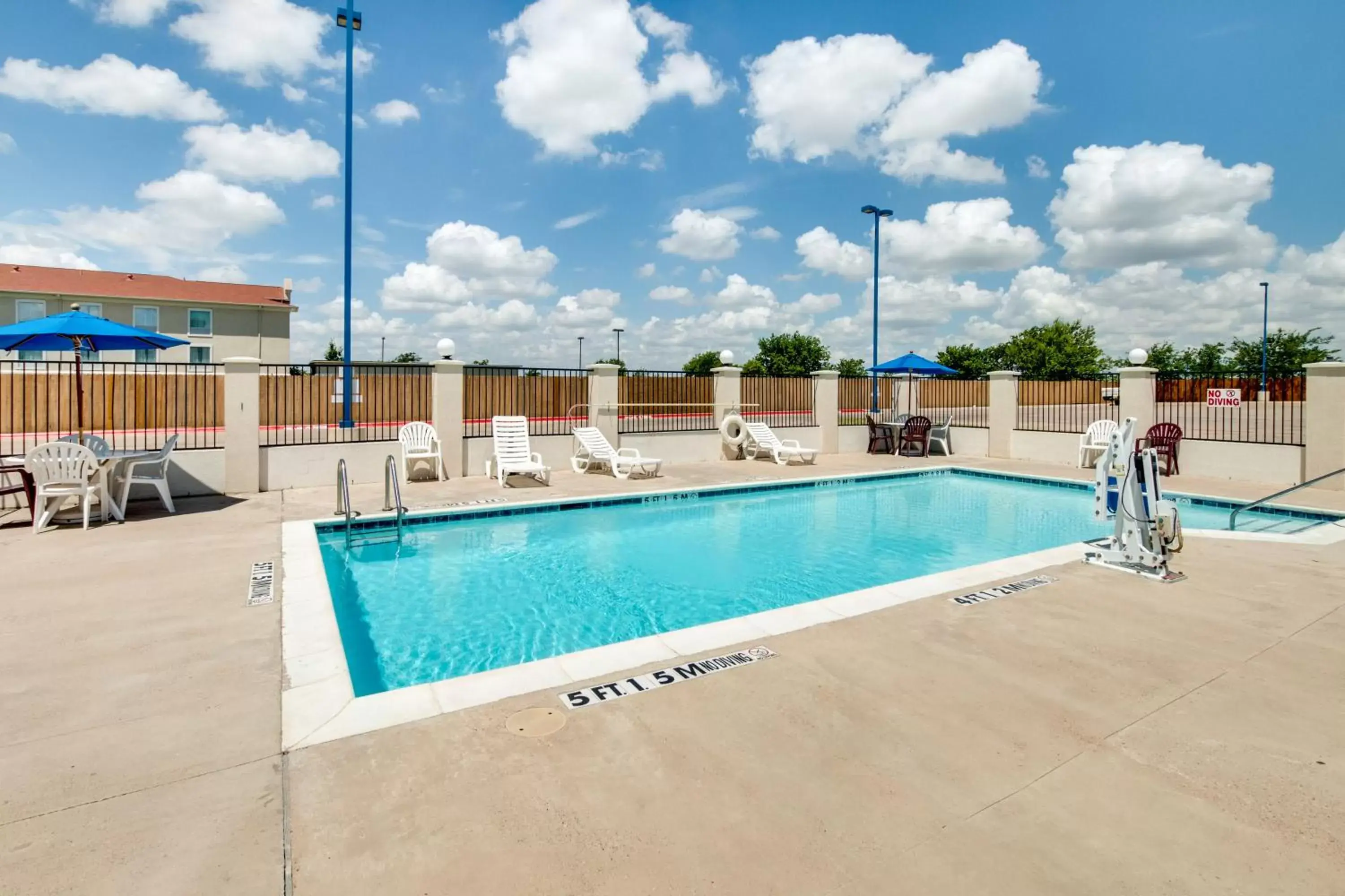 Swimming pool, Property Building in Motel 6-Cleburne, TX