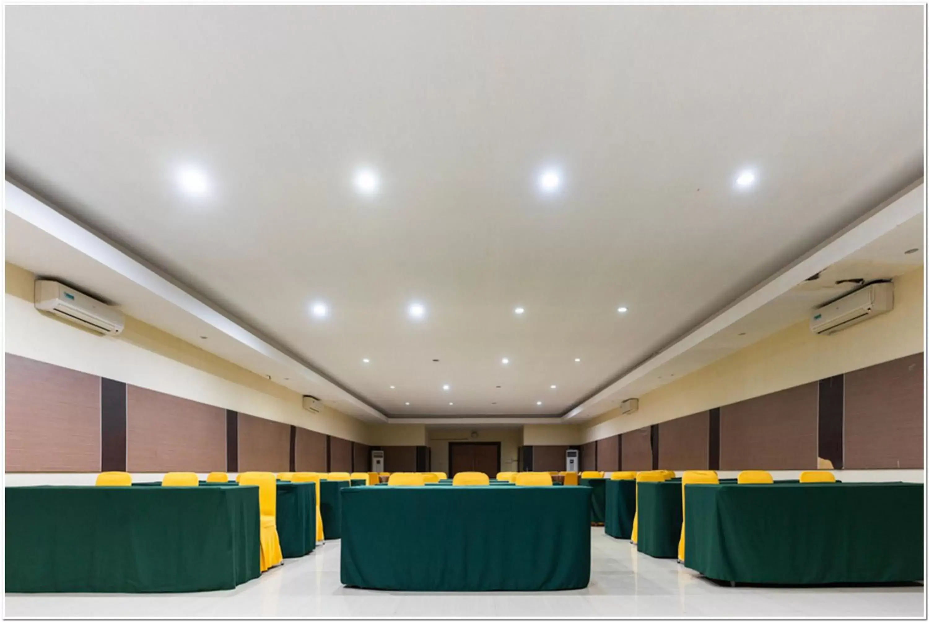 Meeting/conference room, Banquet Facilities in RedDoorz Plus @ Hertasning Area