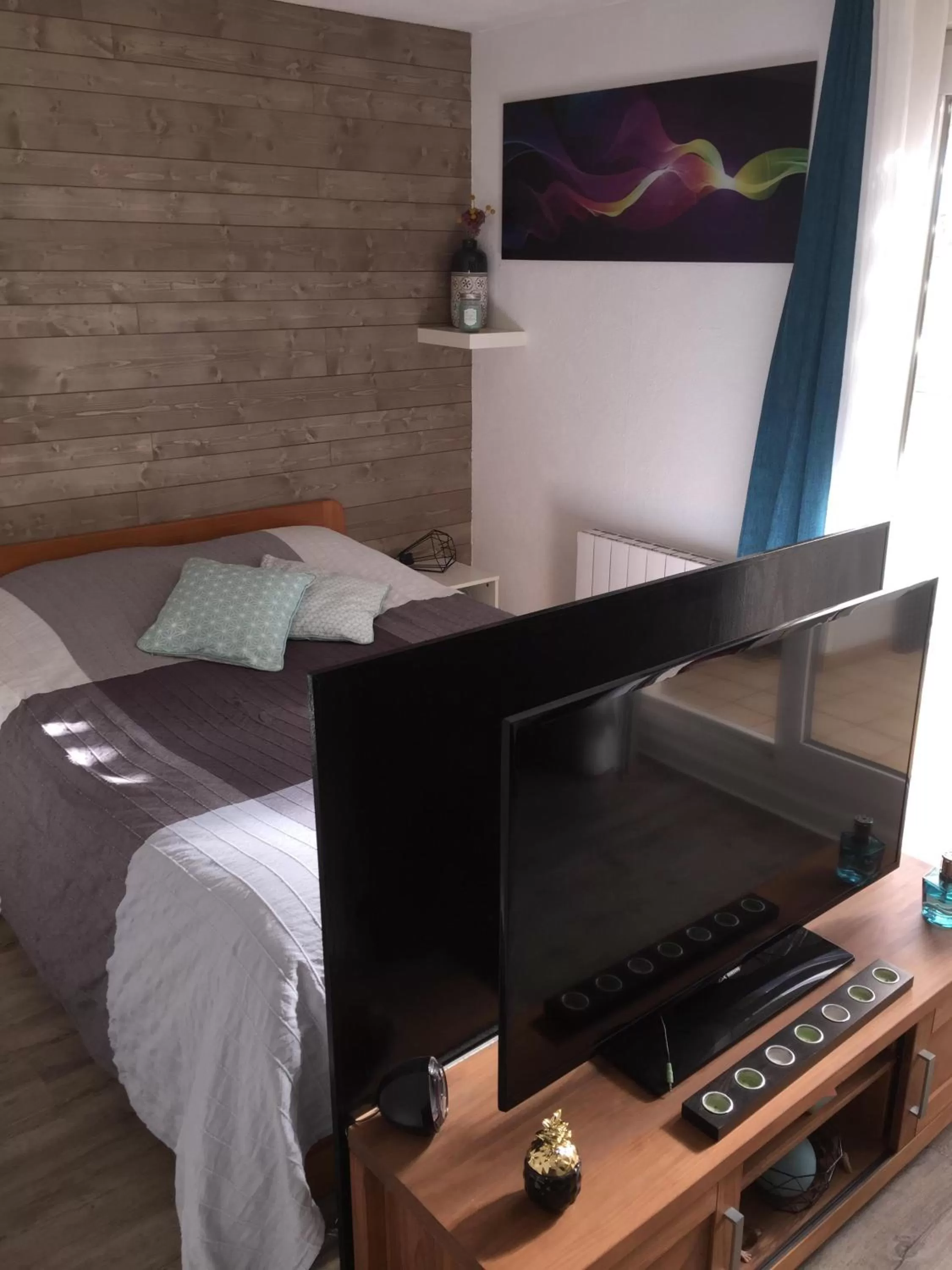 Bed, TV/Entertainment Center in 1 Chambre, 1 P'tit dèj', 1 Sourire