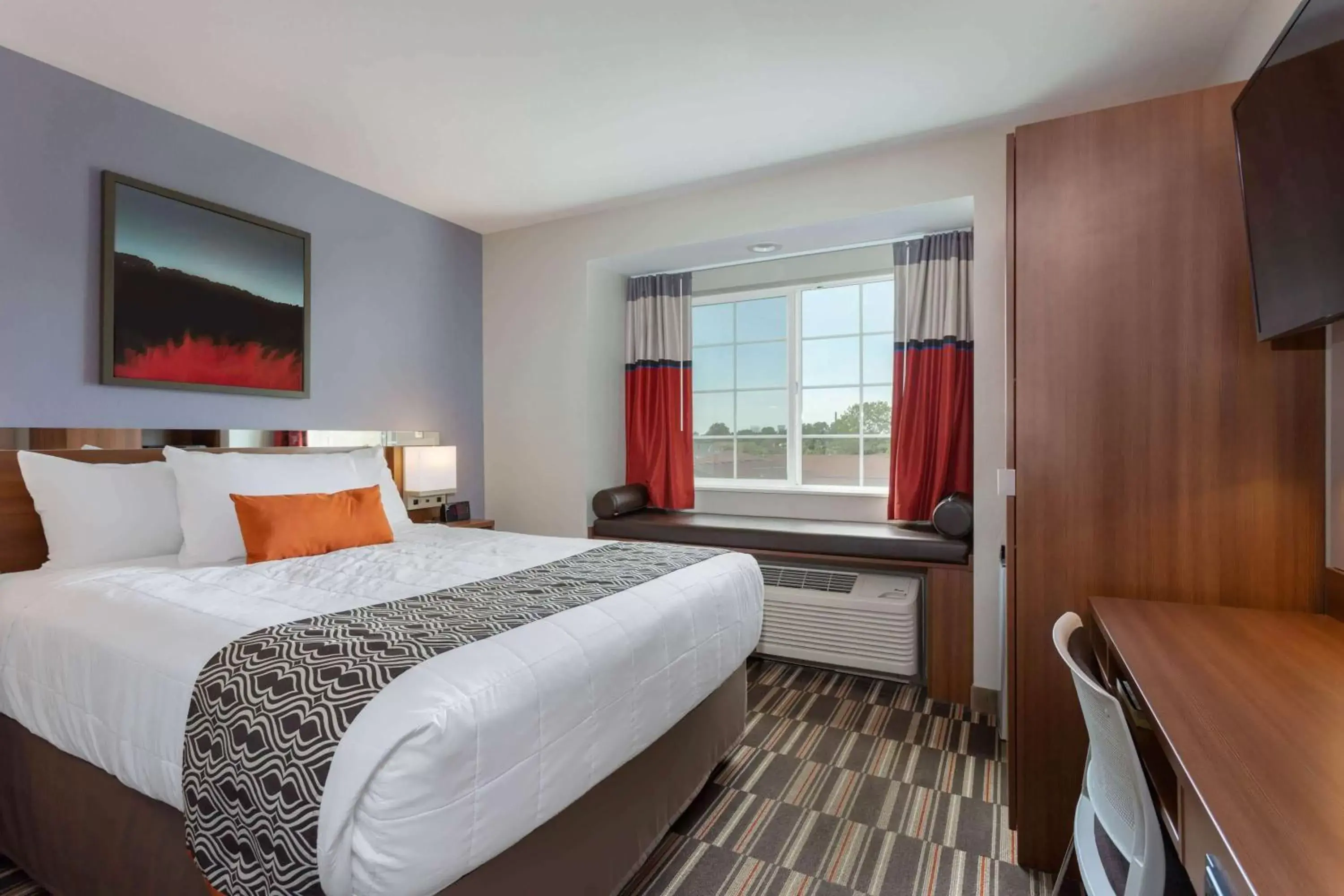 Photo of the whole room, Bed in Microtel Inn & Suites by Wyndham Niagara Falls