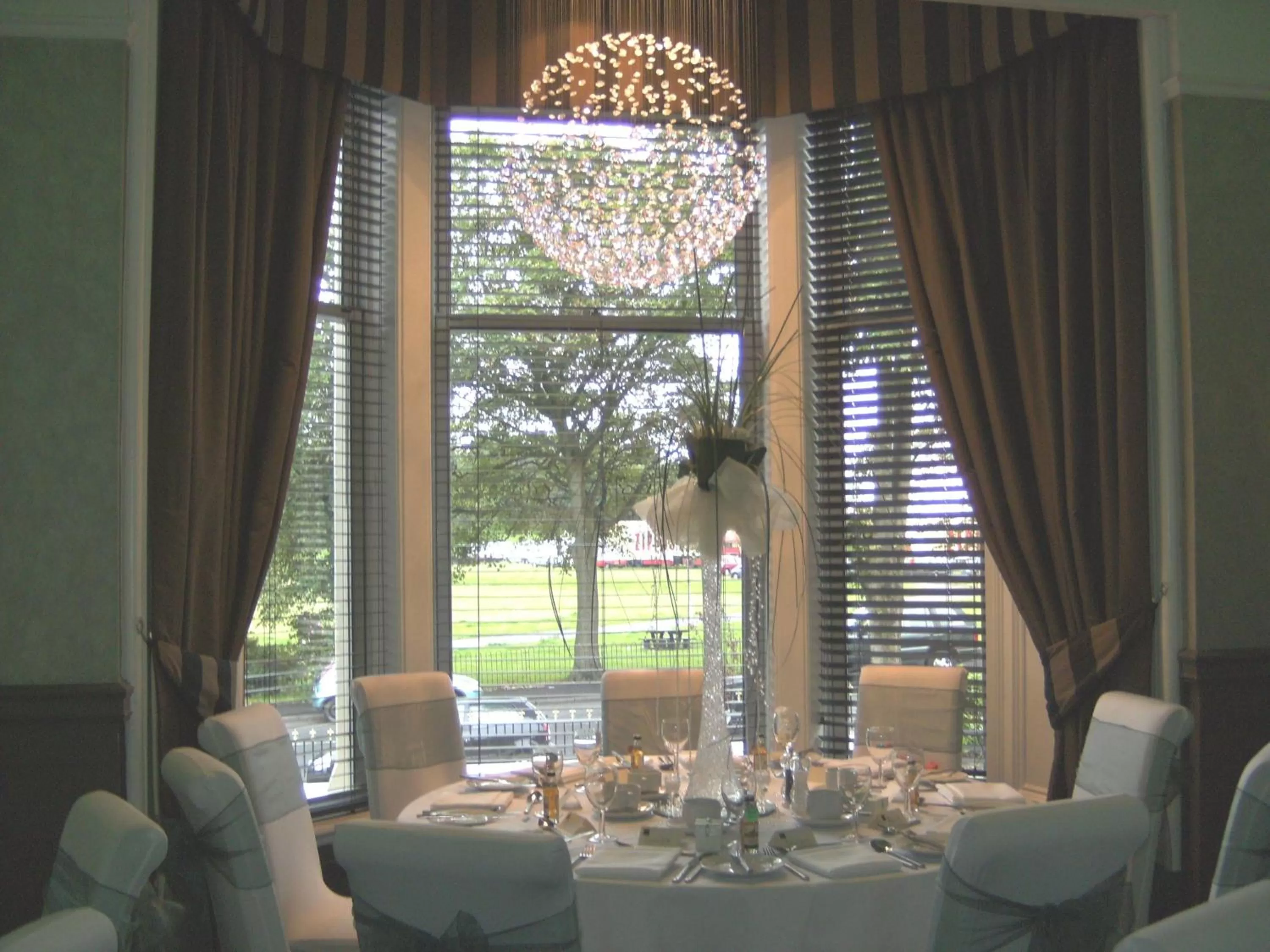 Restaurant/places to eat in Number 10 Hotel