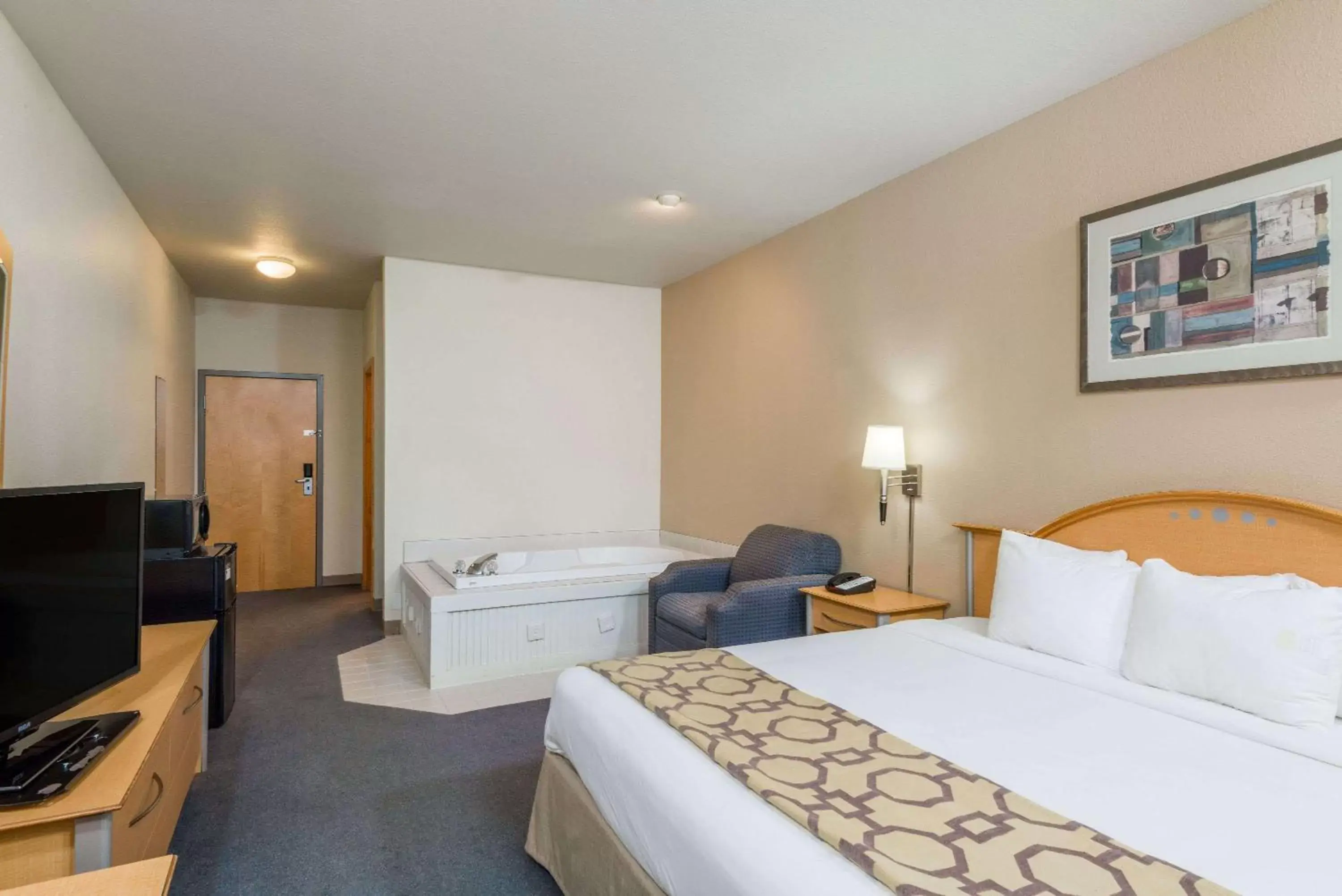 Deluxe King Room - Non-Smoking in Baymont by Wyndham Noblesville