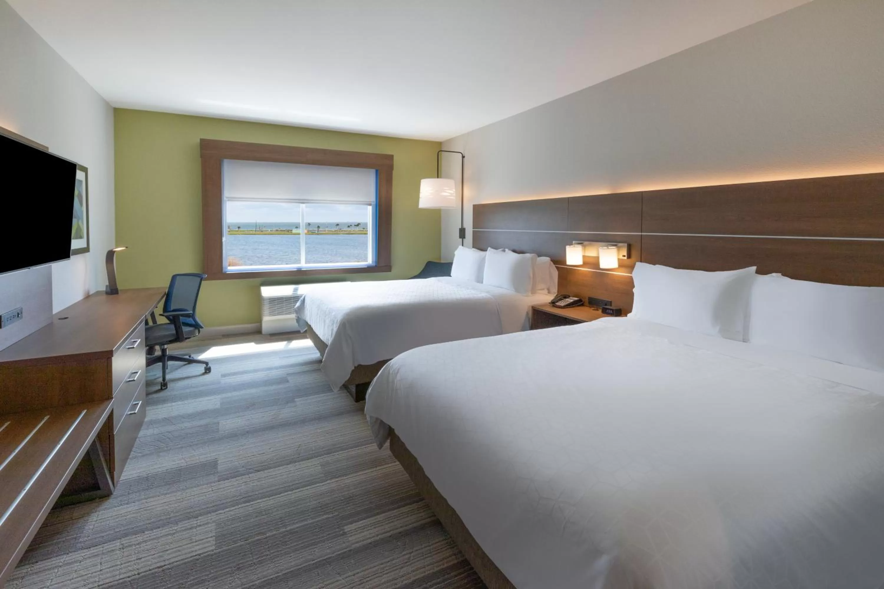 Photo of the whole room, Bed in Holiday Inn Express & Suites Rockport - Bay View by IHG