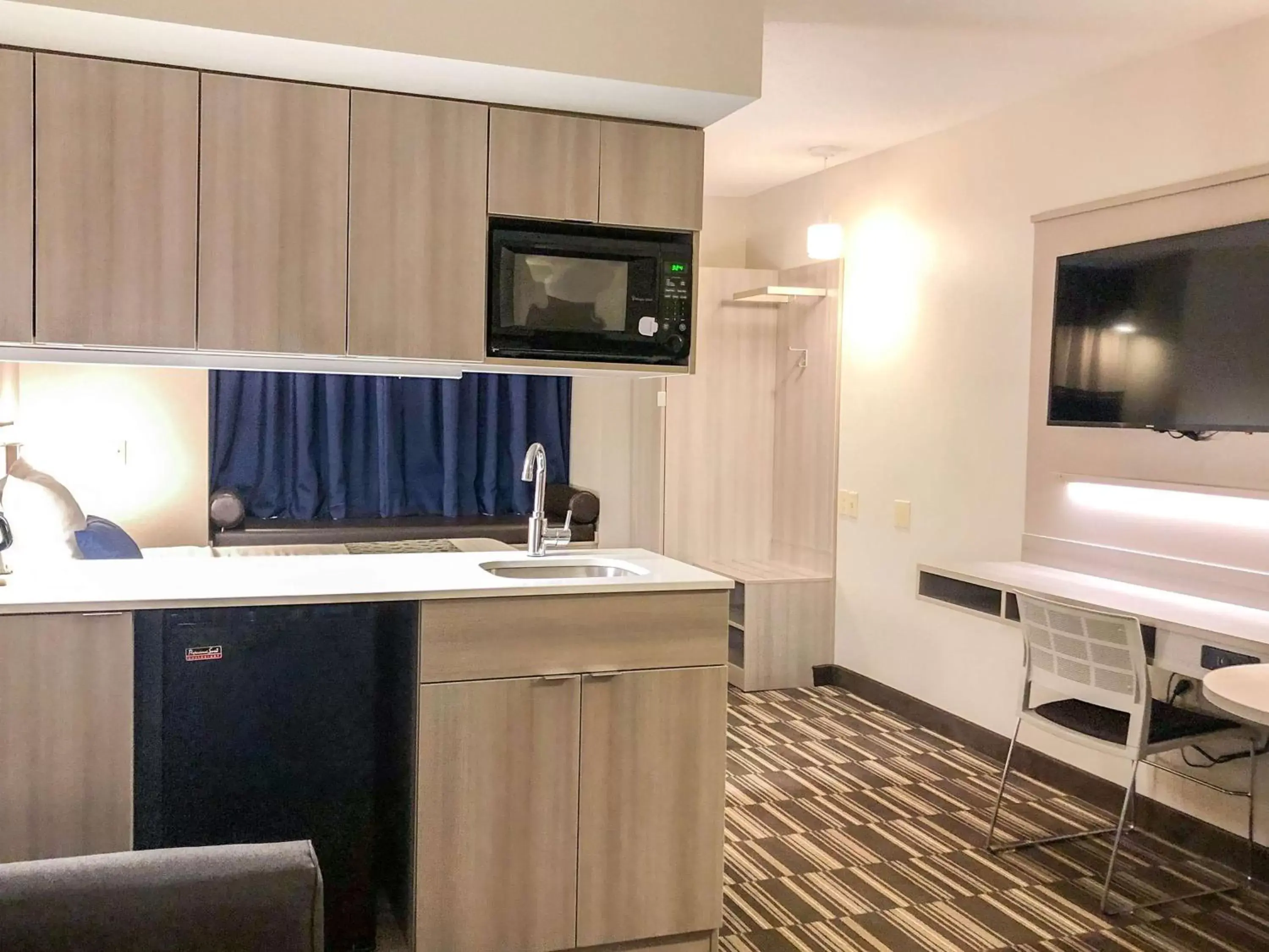 Photo of the whole room, Kitchen/Kitchenette in Microtel Inn & Suites by Wyndham Eagan/St Paul